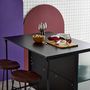 Voir la diapositive 4 : SWEEEK Desserte de cuisine noire extensible ALEXIS. rangements. table de bar. îlot de cuisine. 110 x 40/80 x 90 cm. avec étagères. roulettes