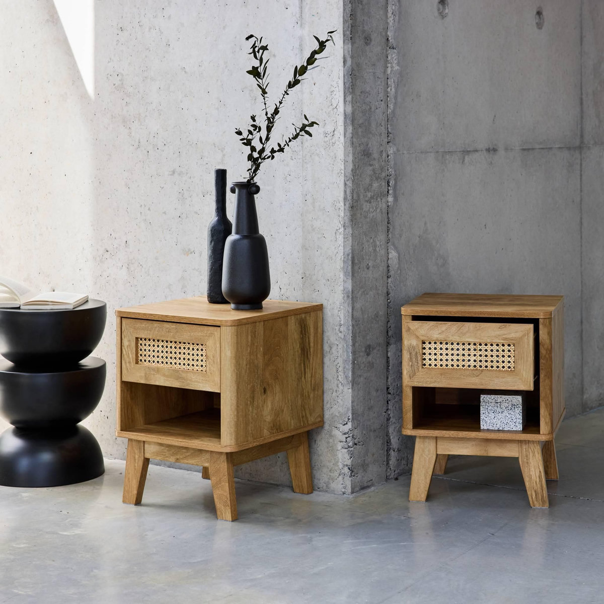 SWEEEK Lot de 2 tables de chevet avec 1 tiroir et 1 niche effet bois et cannage. pieds eucalyptus