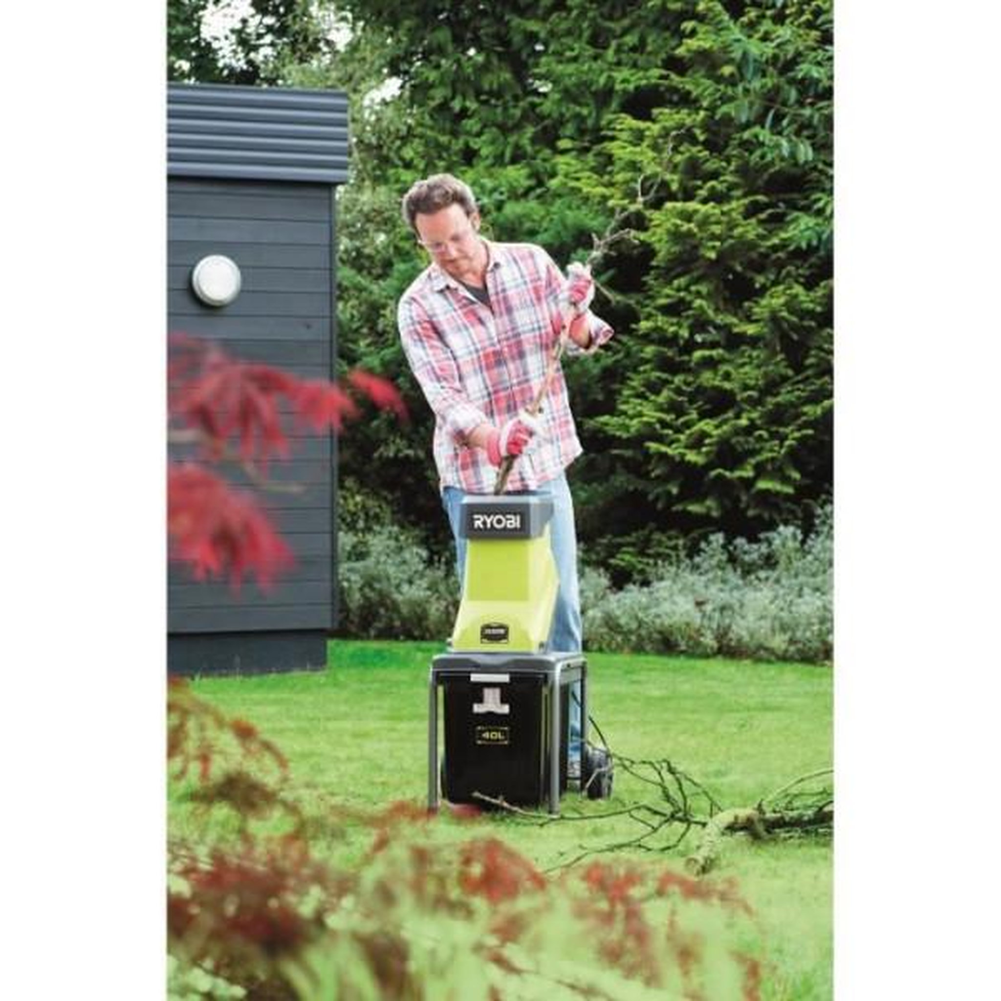 Voir la diapositive 2 : Ryobi RYOBI - Broyeur de végétaux 2500 W - plateau porte-couteaux - capacité broyage 45 mm - ratio de broyage 10:1 - bac 40 L - RSH