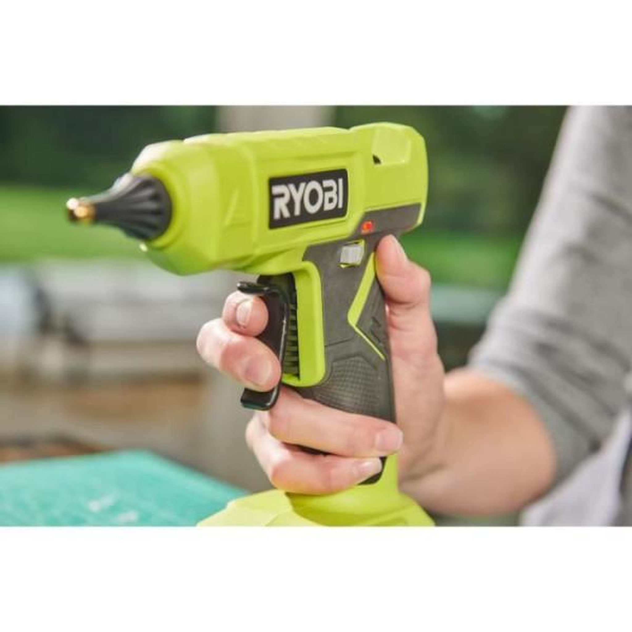 Voir la diapositive 3 : Ryobi RYOBI - Pistolet a colle 18V ONE+ - chauffe en 3 min - indicateur de chauffe - diam. bâtons 12 mm - Avec 3 de colle - RGLU18-0
