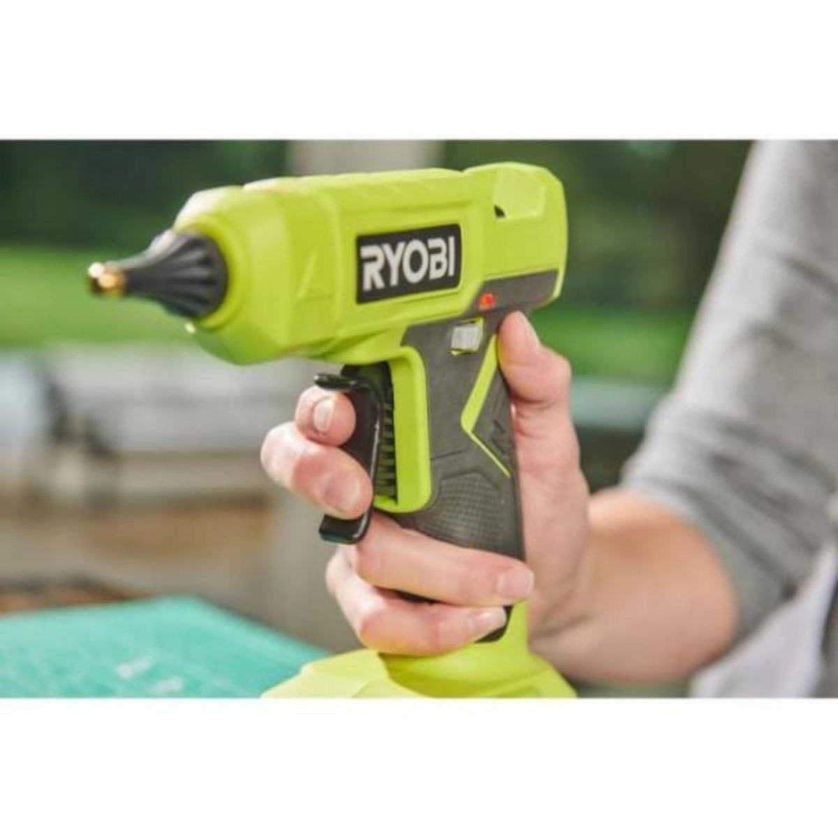Ryobi RYOBI - Pistolet a colle 18V ONE+ - chauffe en 3 min - indicateur de chauffe - diam. bâtons 12 mm - Avec 3 de colle - RGLU18-0