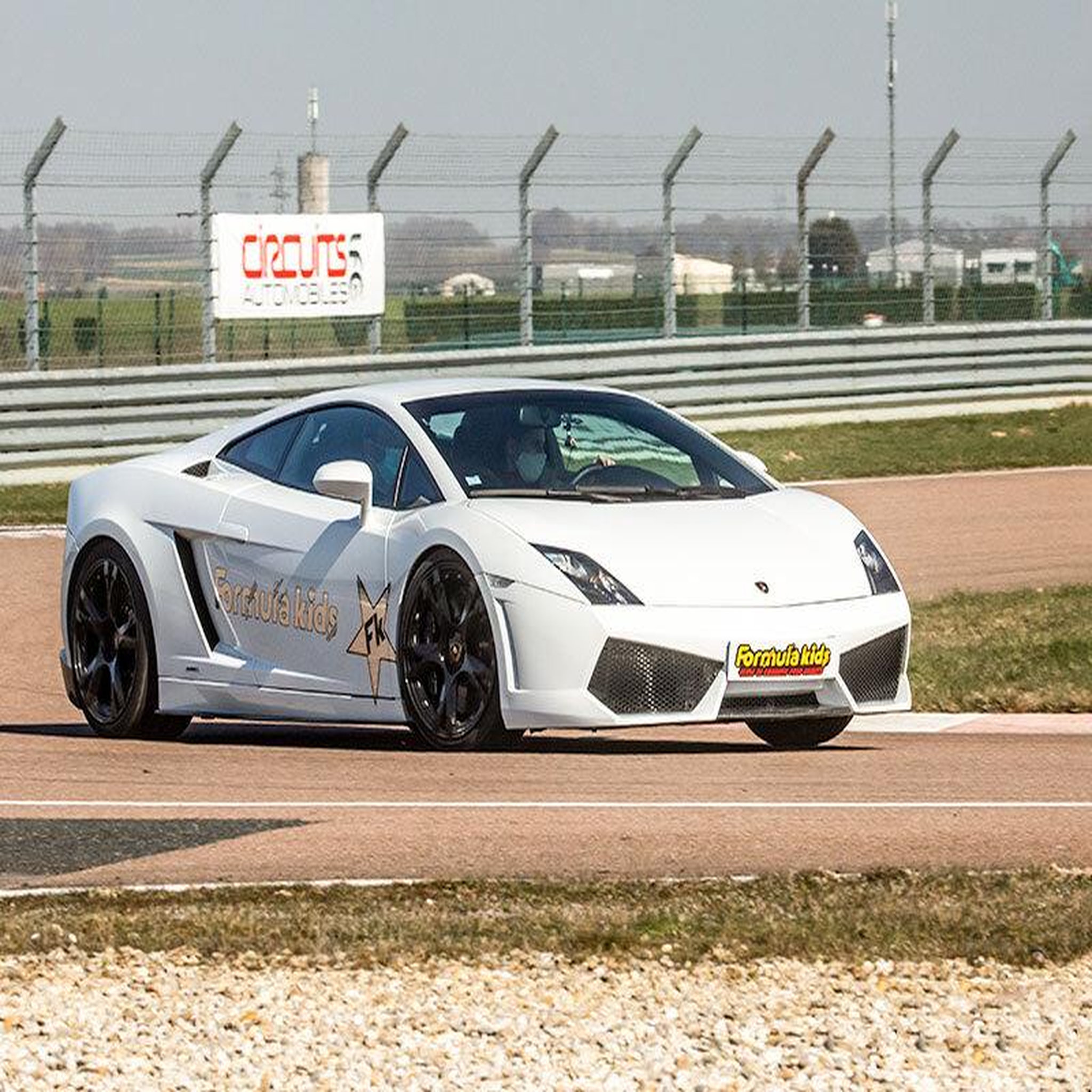 Voir la diapositive 2 : Smartbox Stage pilotage enfant : 8 ou 10 tours de circuit au volant d'une Lamborghini Gallardo - Coffret Cadeau Sport & Aventure