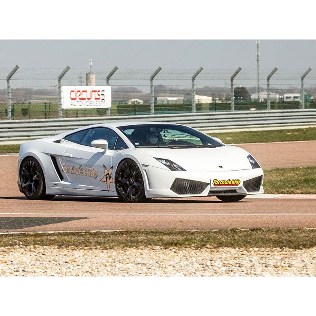 Smartbox Stage pilotage enfant : 8 ou 10 tours de circuit au volant d'une Lamborghini Gallardo - Coffret Cadeau Sport & Aventure