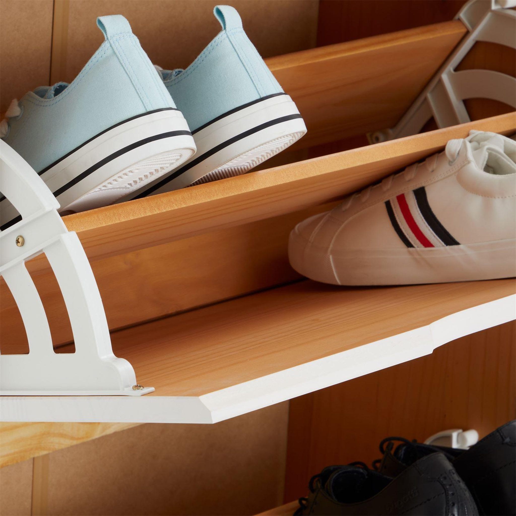 Voir la diapositive 6 : IDIMEX Meuble à chaussures en pin BASIL