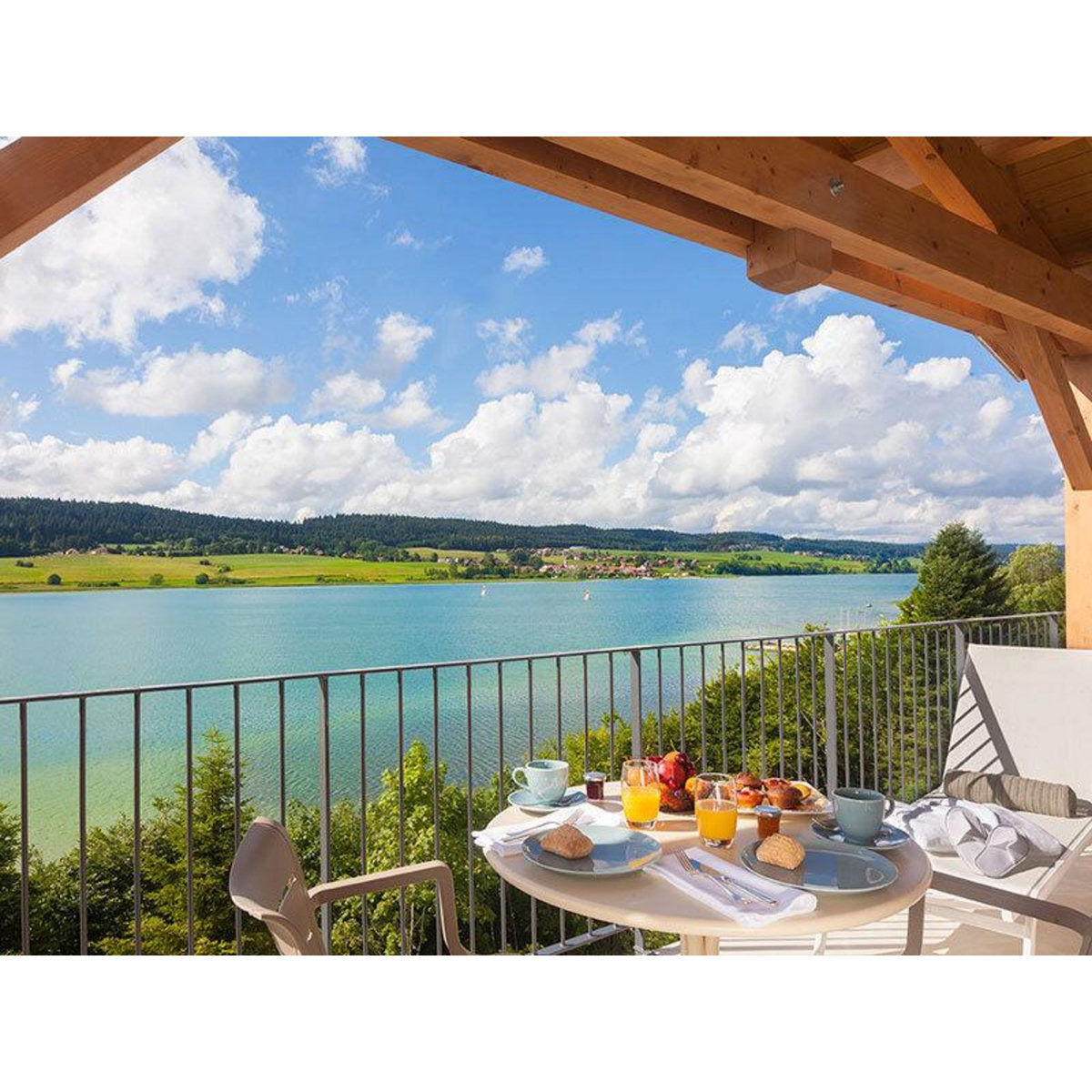 Smartbox Séjour en suite familiale pour 4 personnes avec accès au spa à Malbuisson - Coffret Cadeau Séjour