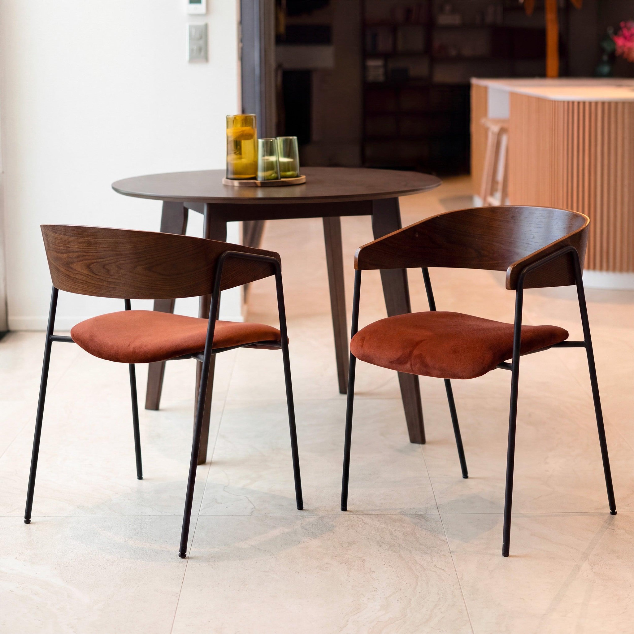 Voir la diapositive 2 : MAISON PAVANE Lot de 2 chaises en velours terracotta et bois de noyer-esmée