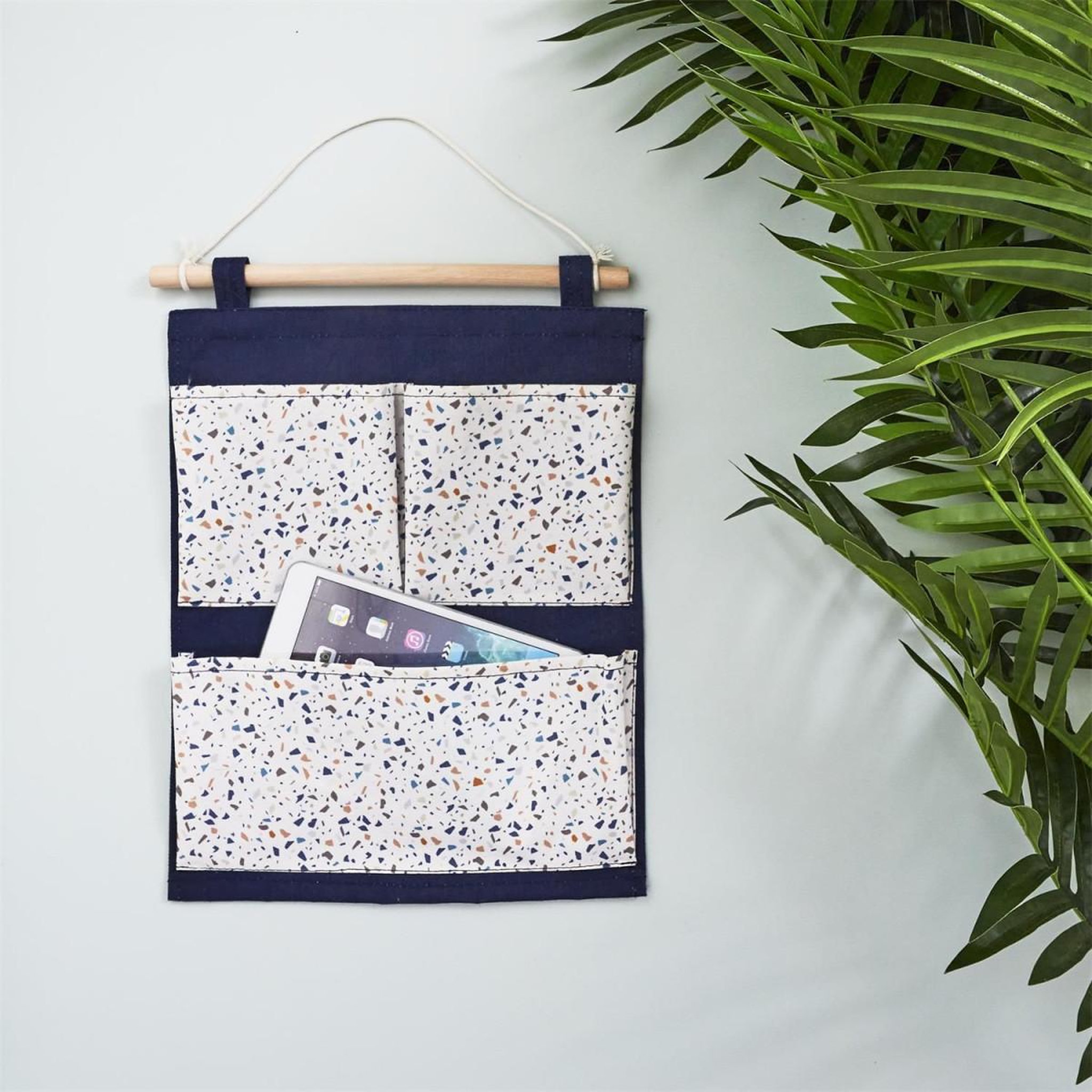 Voir la diapositive 2 : HOME DECO KIDS Rangement à suspendre  terrazzo  47cm bleu