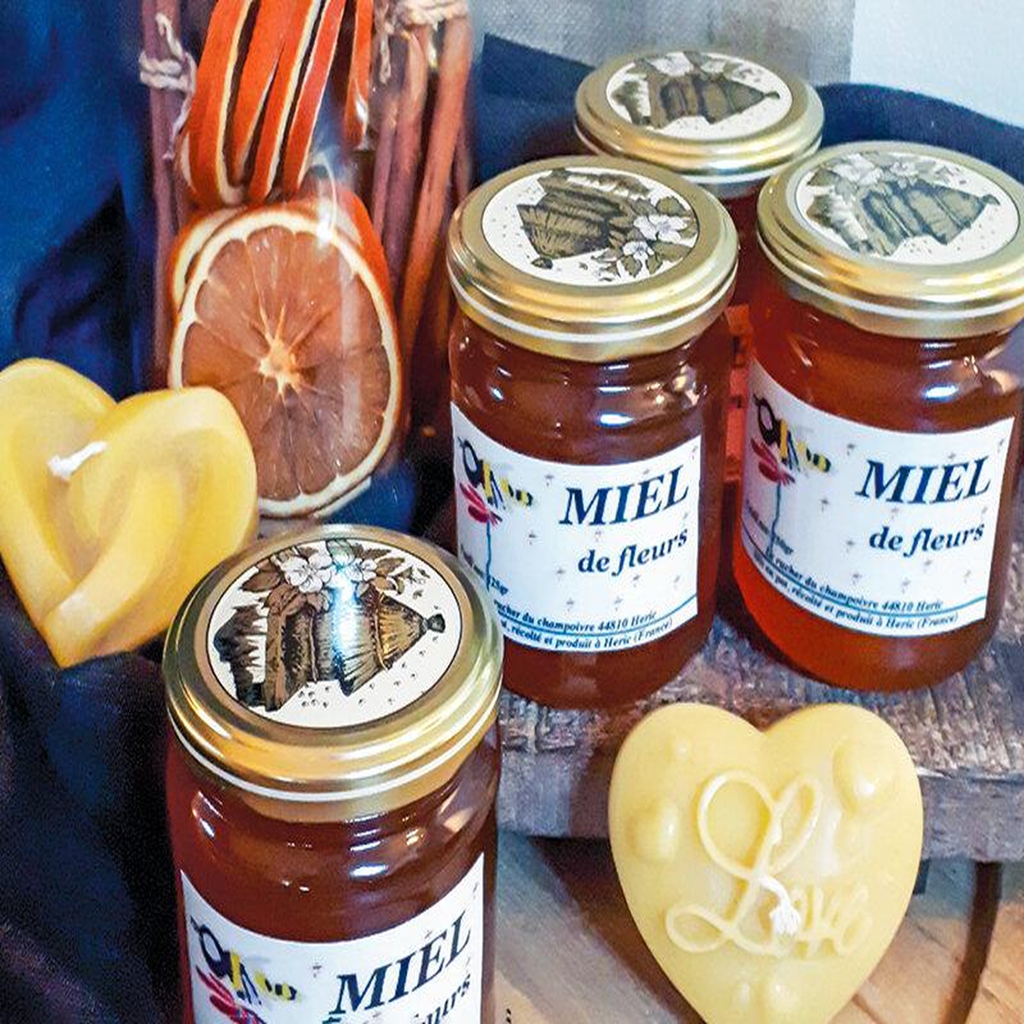 Voir la diapositive 2 : Smartbox Parrainage de ruche et extraction de miel près de nantes avec produits à ramener chez vous - coffret cadeau gastronomie