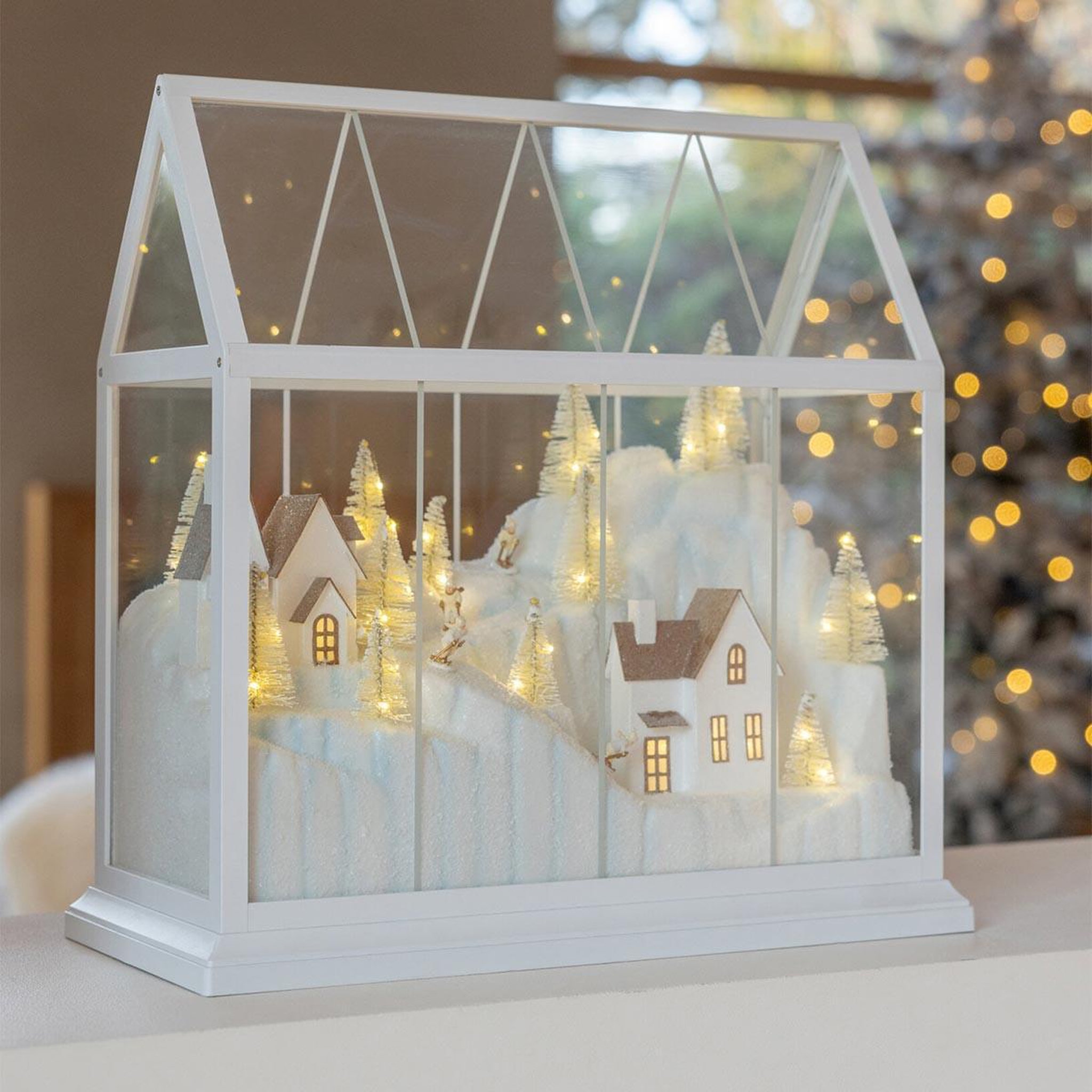 Voir la diapositive 4 : J-LINE Village de Noël Vitré à LED  Sébastienne  33cm Blanc