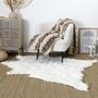 Voir la diapositive 2 : The Home Deco Factory Tapis forme peau de bête imitation fourrure blanc 120x158 cm