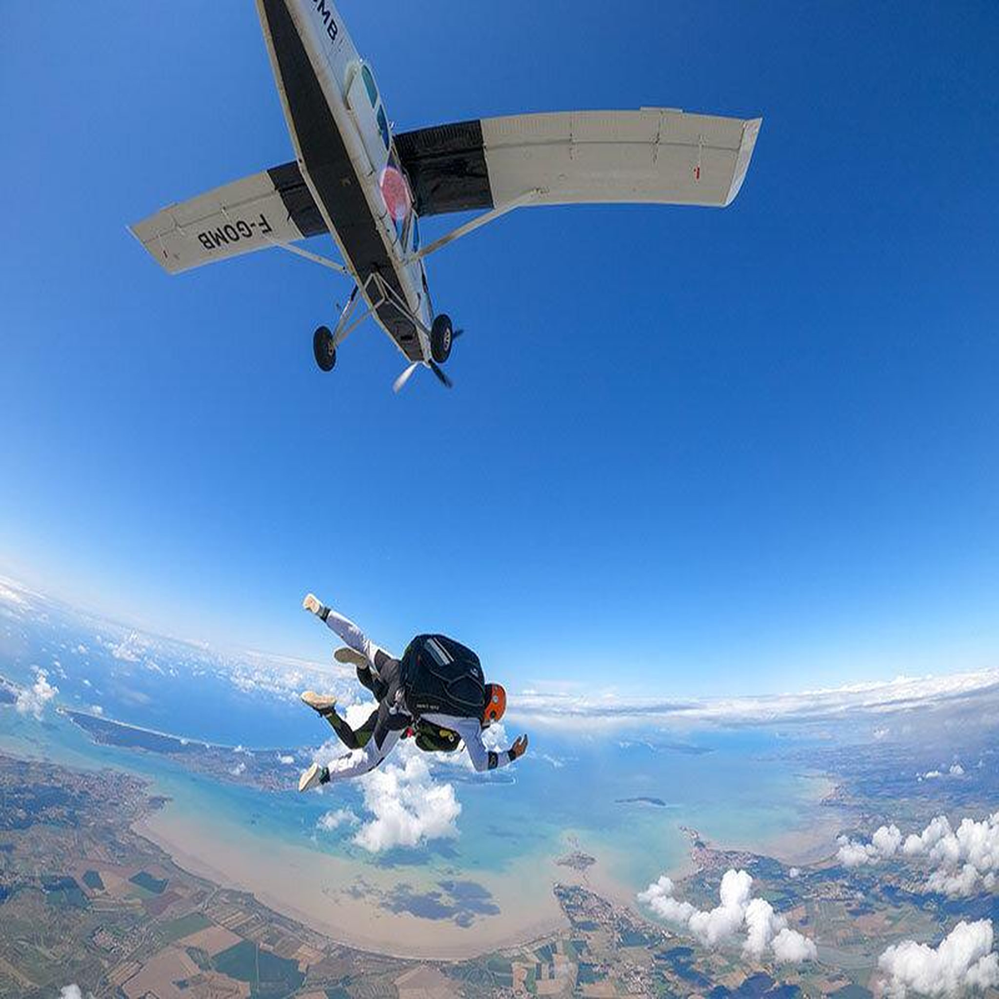 Voir la diapositive 2 : Smartbox Saut en parachute en tandem au-dessus de la rochelle - coffret cadeau sport & aventure