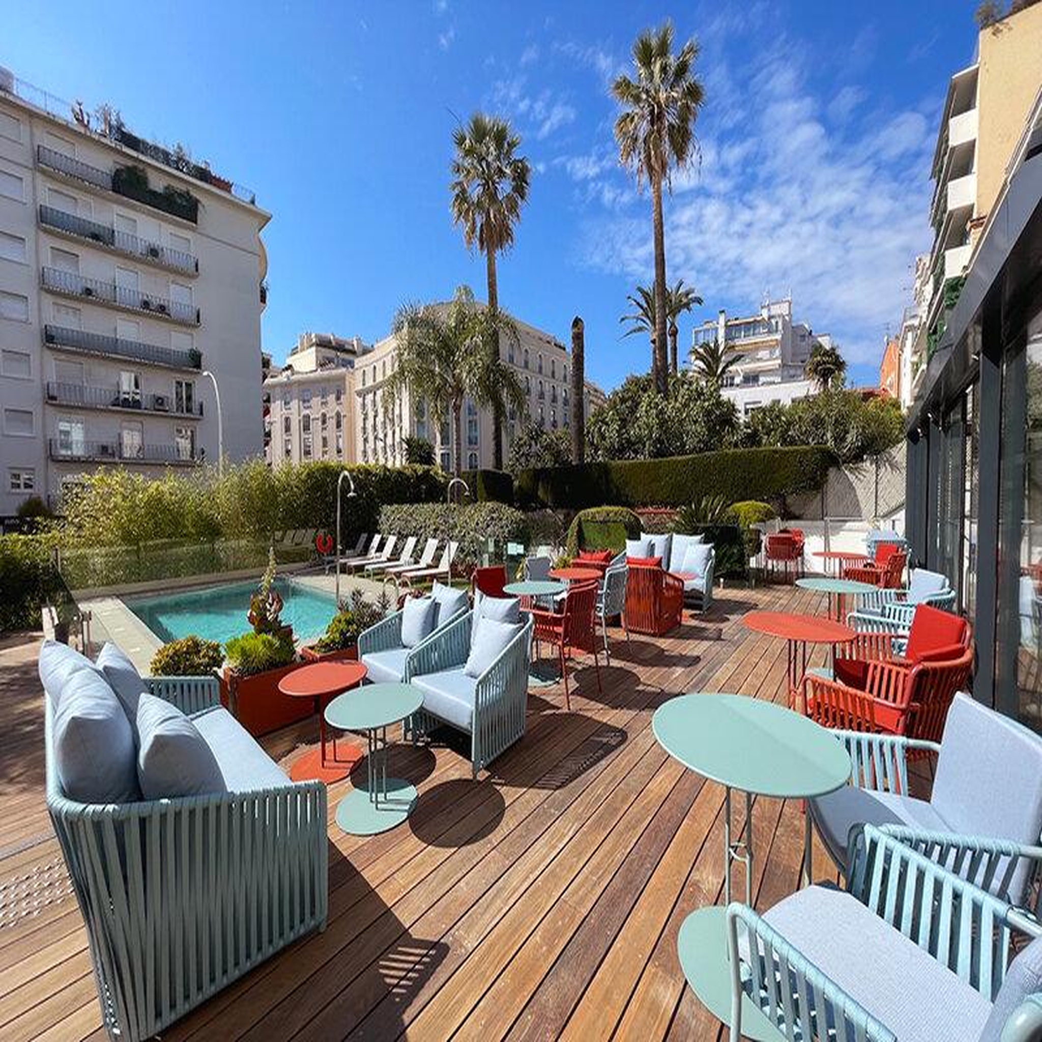 Voir la diapositive 4 : Smartbox Séjour de 2 jours en hôtel 4* au centre de cannes avec pétales de roses et chocolats - coffret cadeau séjour
