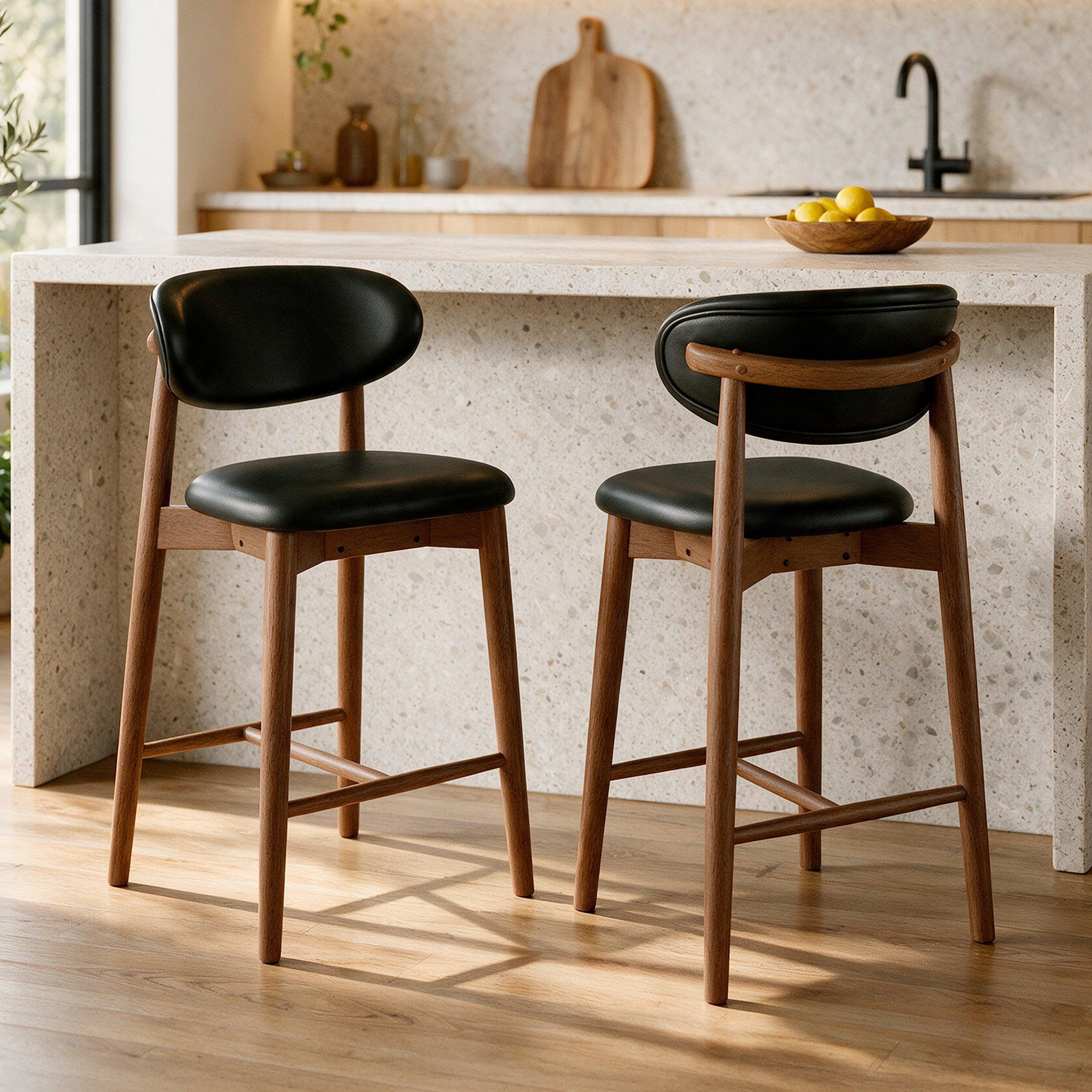 Voir la diapositive 2 : MAISON PAVANE Lot de 2 chaises pour ilot central 64,5 cm en cuir synthétique noir-yuna