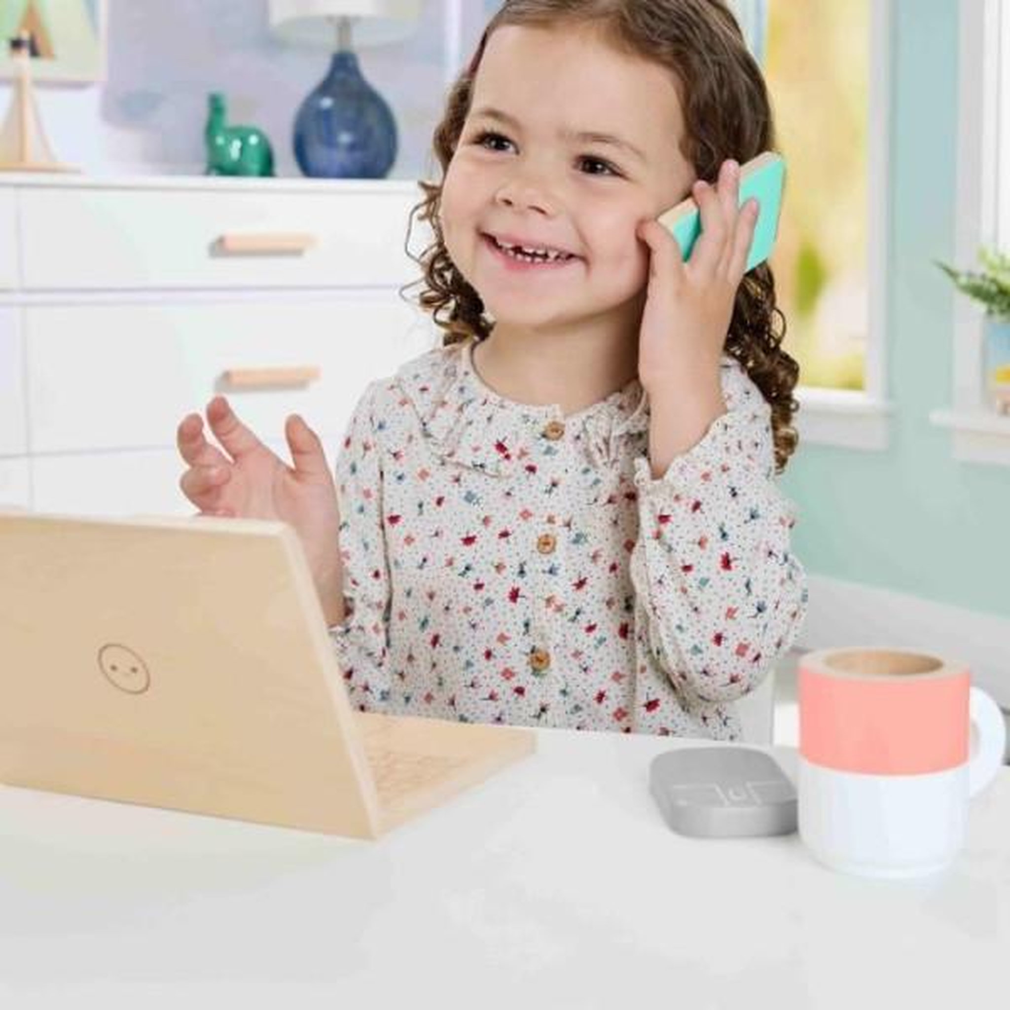 Voir la diapositive 5 : FISHER PRICE FISHER-PRICE Set de télétravail en Bois, 9 éléments avec ordinateur portable et téléphone en bois HXV11