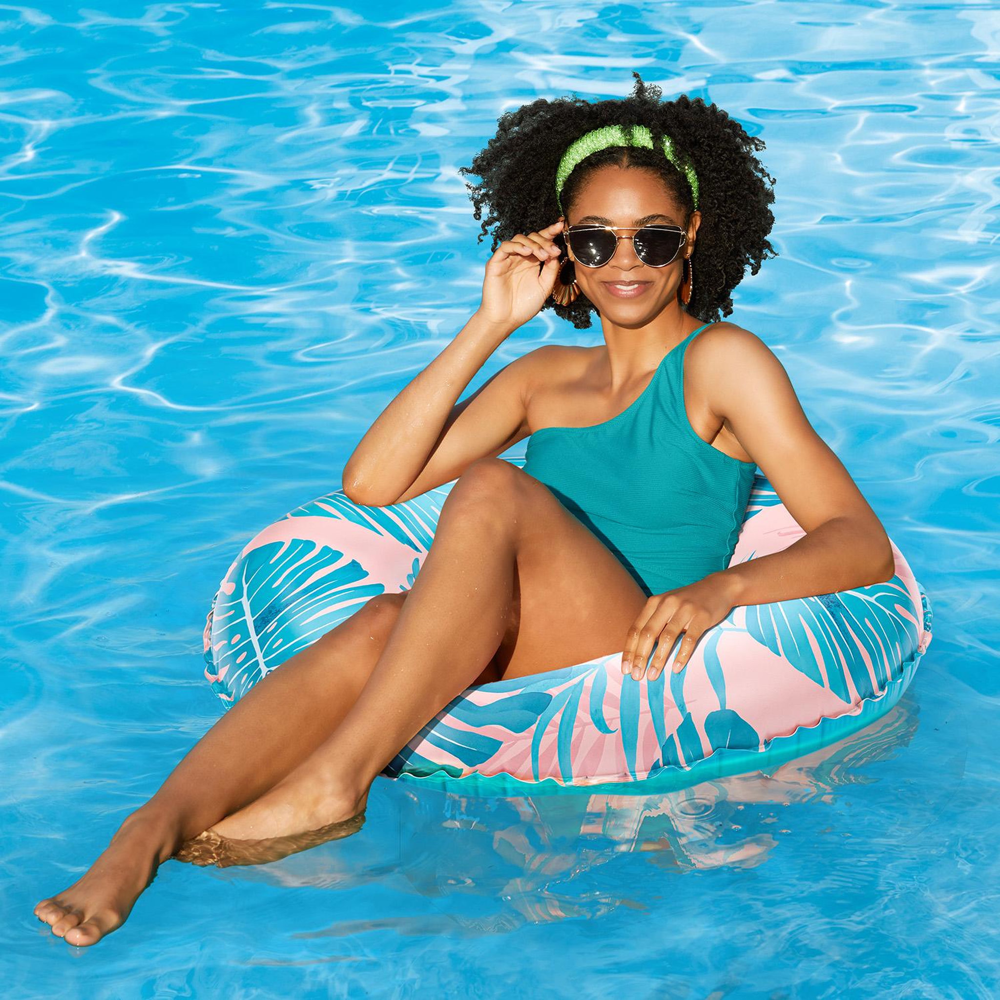 Voir la diapositive 3 : FUNSICLE Bouée Funsicle bleue et rose pour piscine  79x22cm