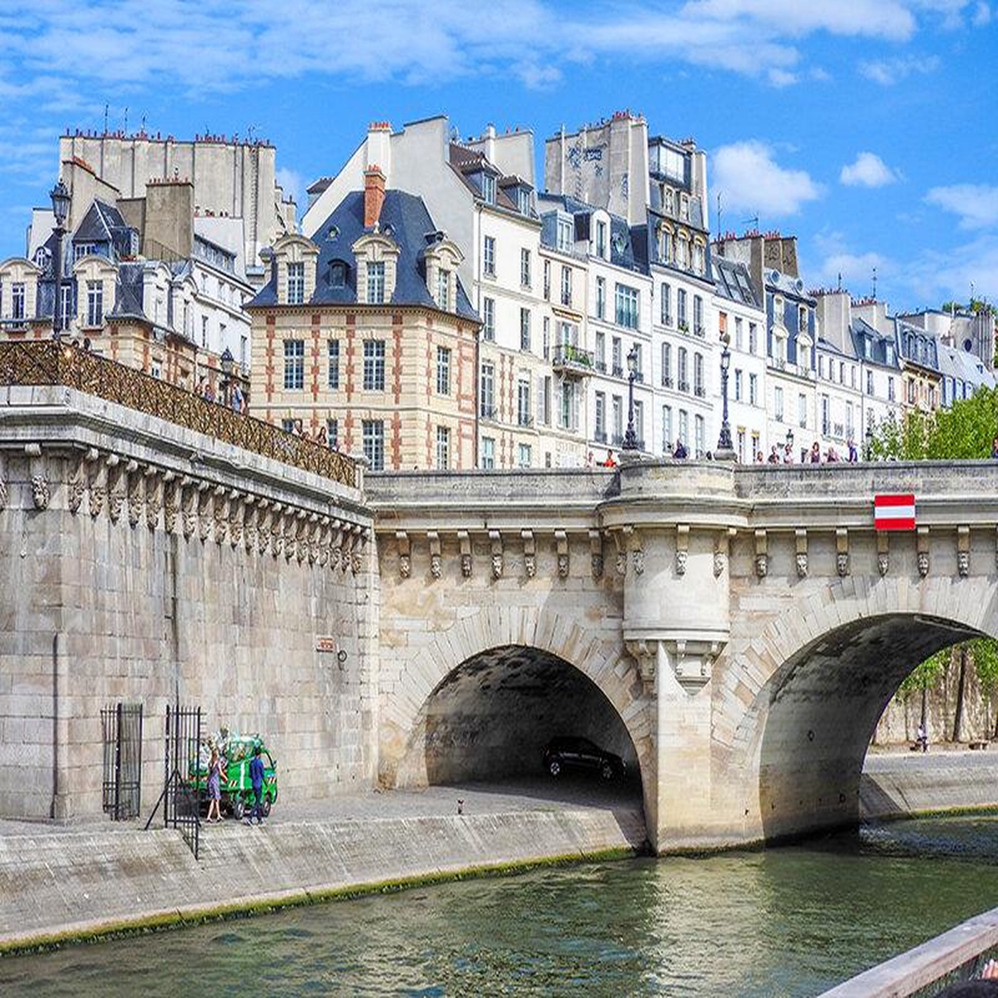 Voir la diapositive 3 : Smartbox Une journée à paris : croisière et visites en famille - coffret cadeau sport & aventure