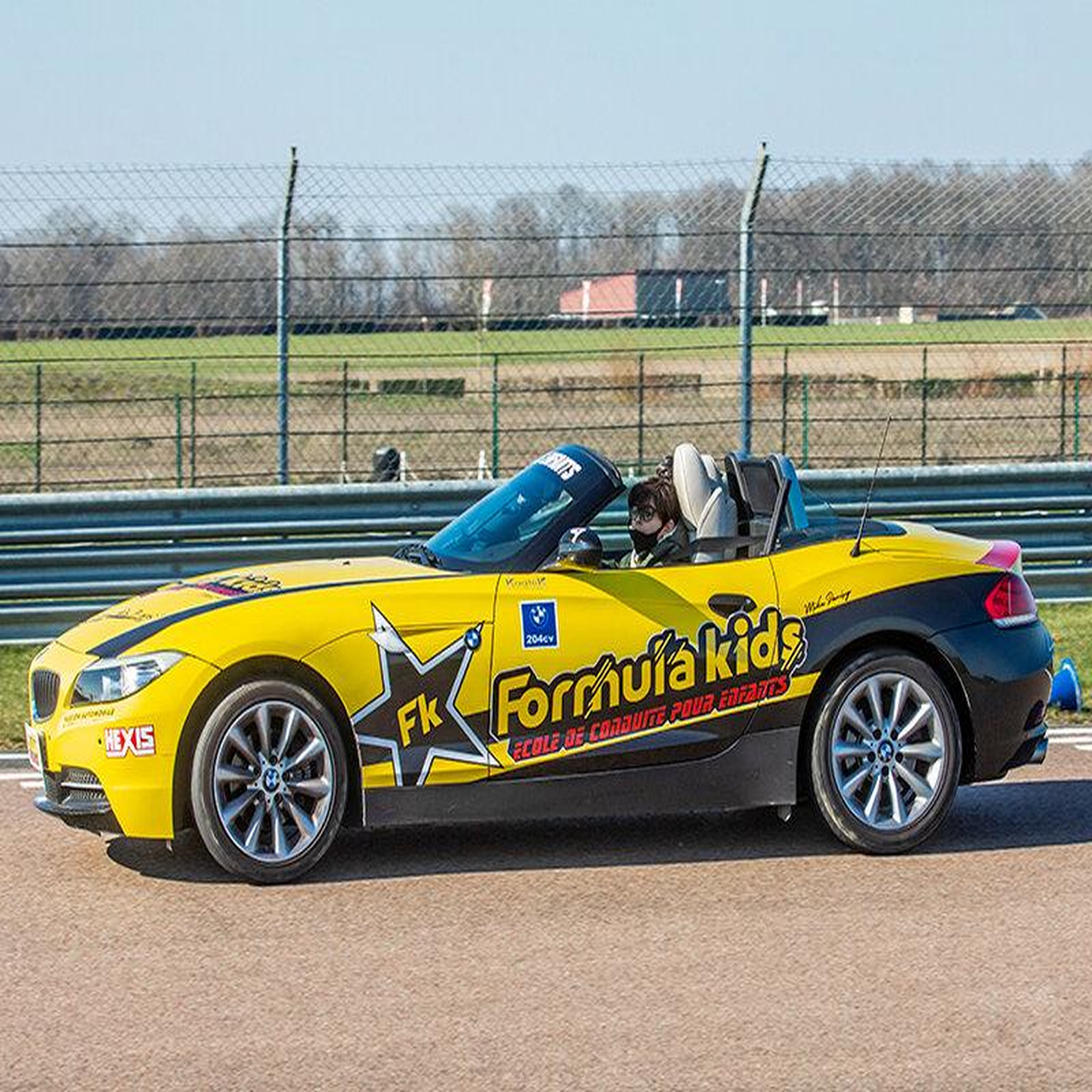 Voir la diapositive 2 : Smartbox Stage de pilotage enfant : 10 tours de circuit au volant d'une BMW Z4 Roadster - Coffret Cadeau Sport & Aventure