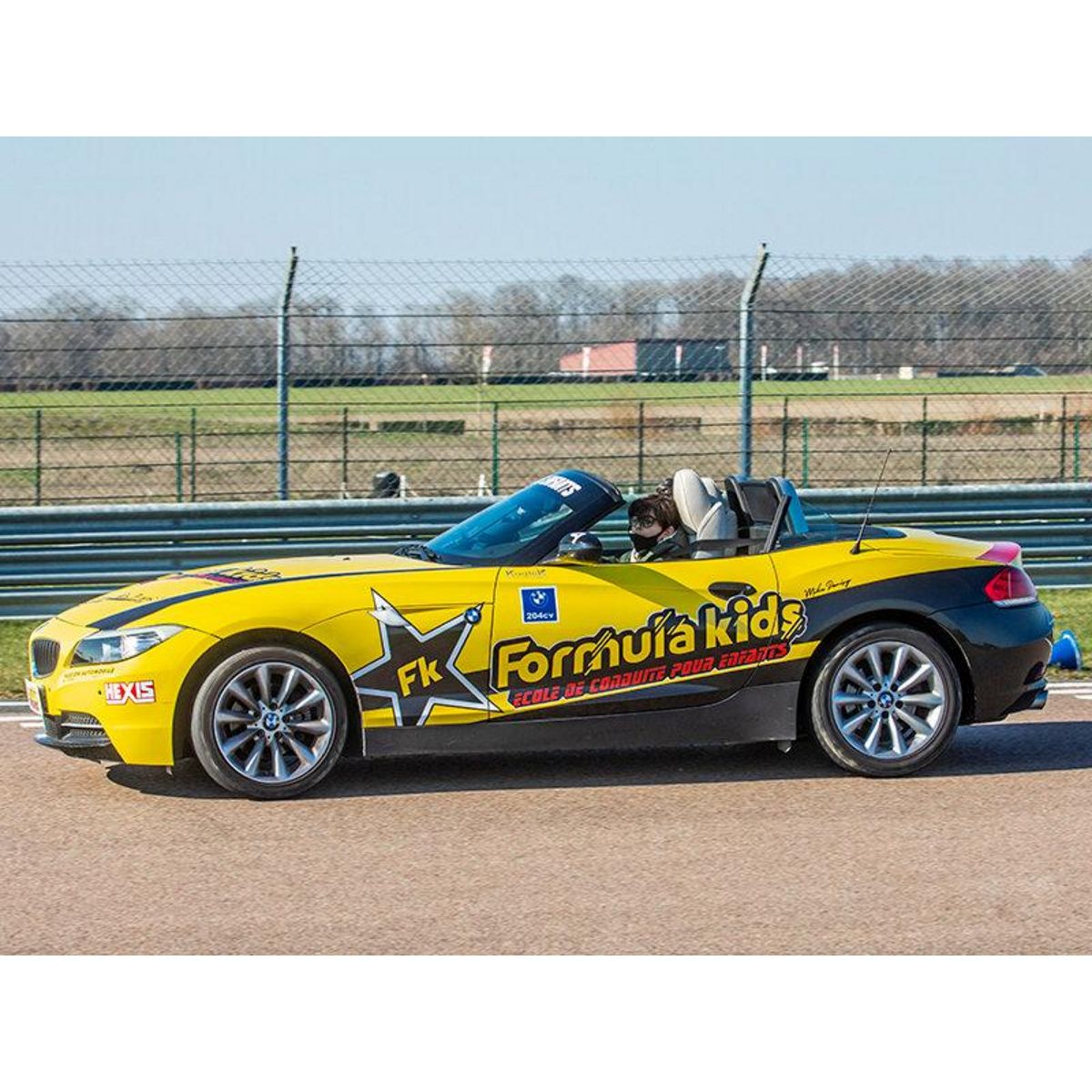 Smartbox Stage de pilotage enfant : 10 tours de circuit au volant d'une BMW Z4 Roadster - Coffret Cadeau Sport & Aventure
