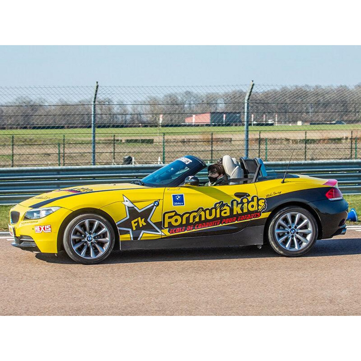 Smartbox Stage de pilotage enfant : 10 tours de circuit au volant d'une BMW Z4 Roadster - Coffret Cadeau Sport & Aventure