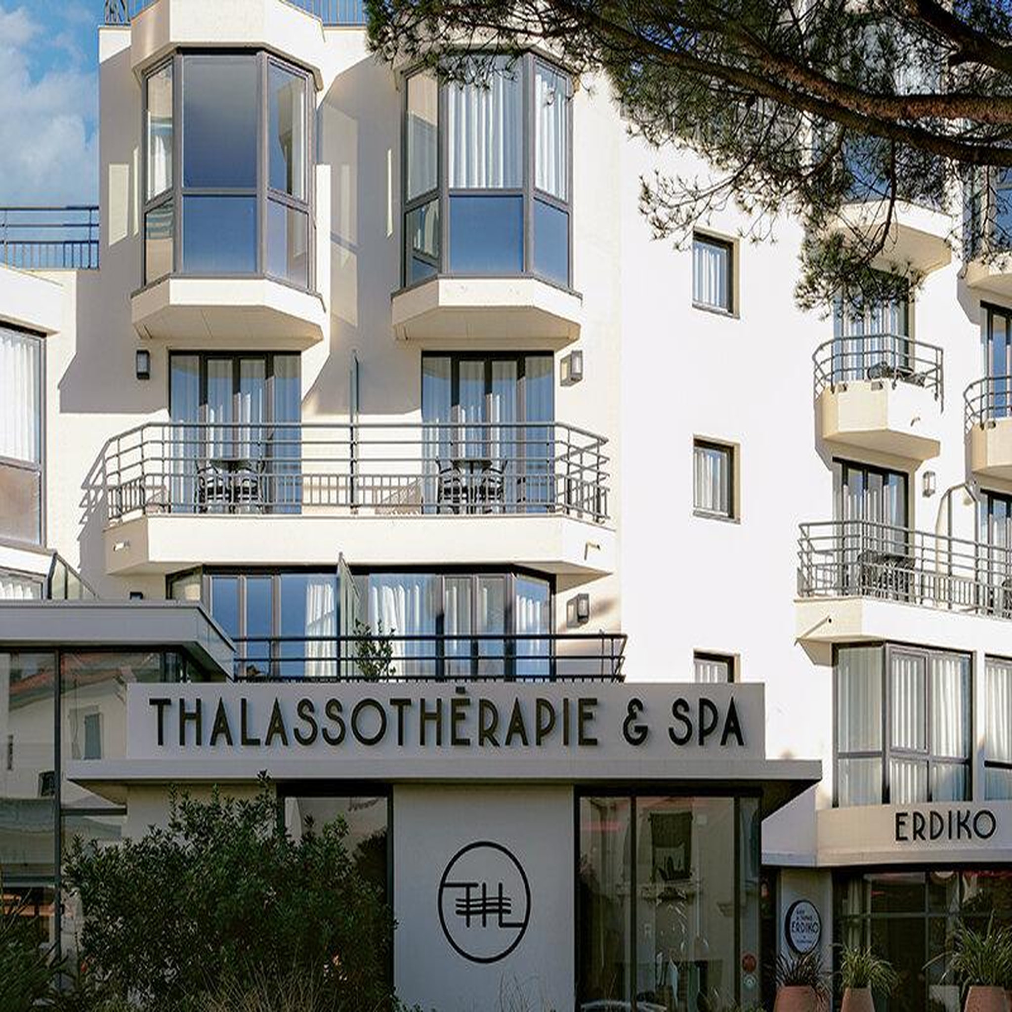Voir la diapositive 2 : Smartbox Thalazur saint-jean-de-luz 4 étoiles : 1 nuit avec accès spa marin et dîner - coffret cadeau séjour