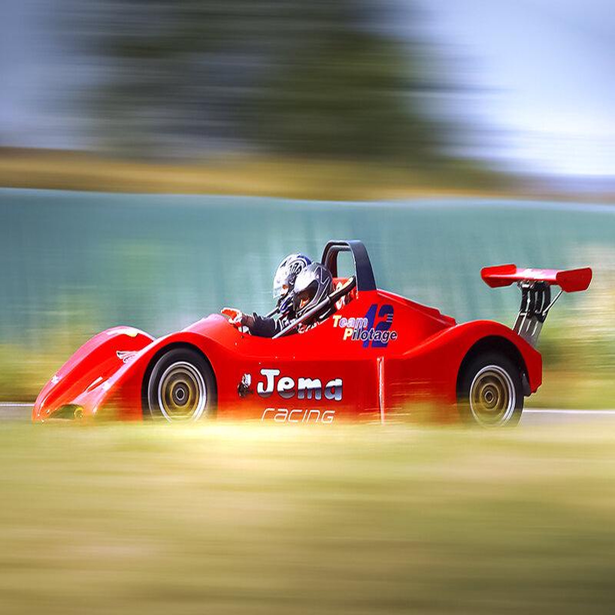 Voir la diapositive 3 : Smartbox Stage de pilotage en Sport Proto JEMA 180 cv sur circuit asphalte près de Saint-Étienne - Coffret Cadeau Sport & Aventure