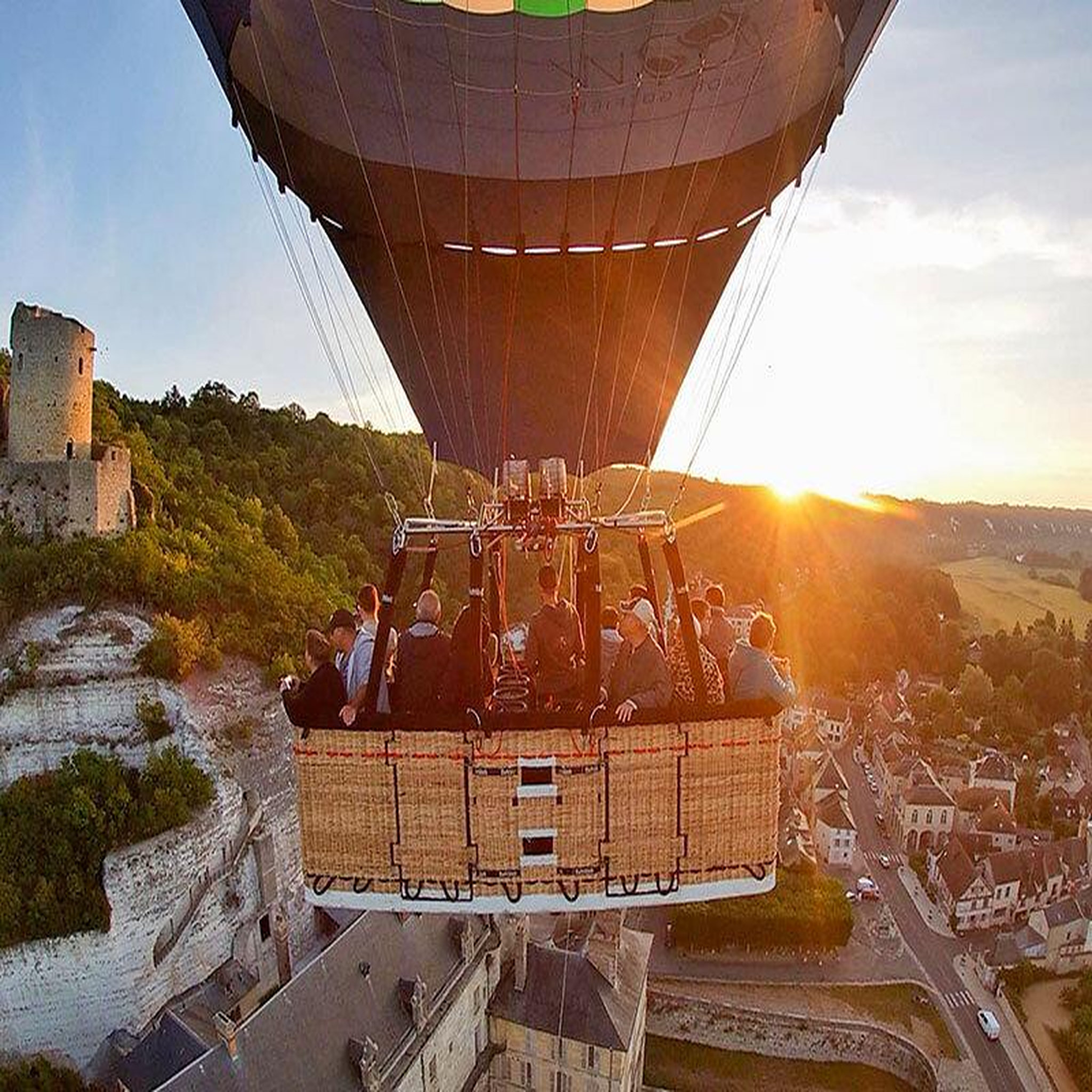 Voir la diapositive 3 : Smartbox Vol en montgolfière au-dessus du parc du vexin en semaine - coffret cadeau sport & aventure