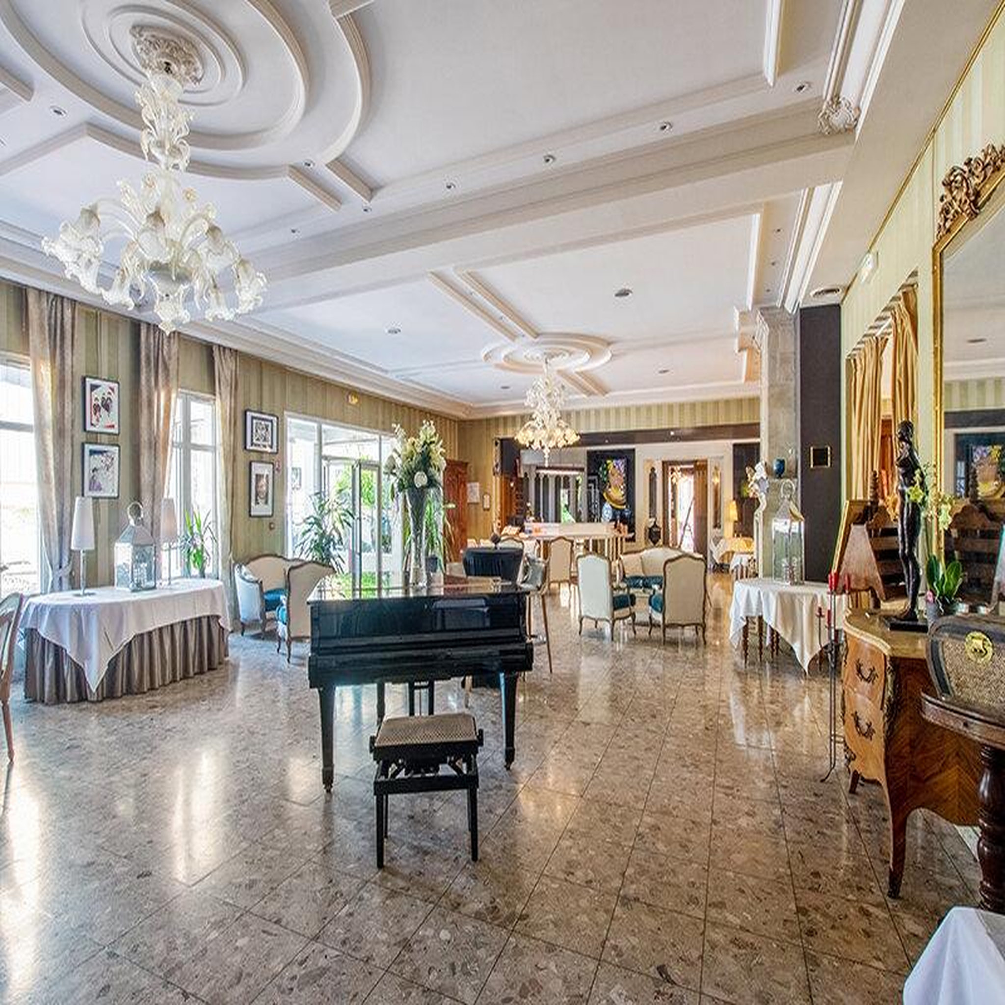 Voir la diapositive 4 : Smartbox Délicieuse escapade de 2 jours au château avec dîner et champagne, près de poitiers - coffret cadeau séjour