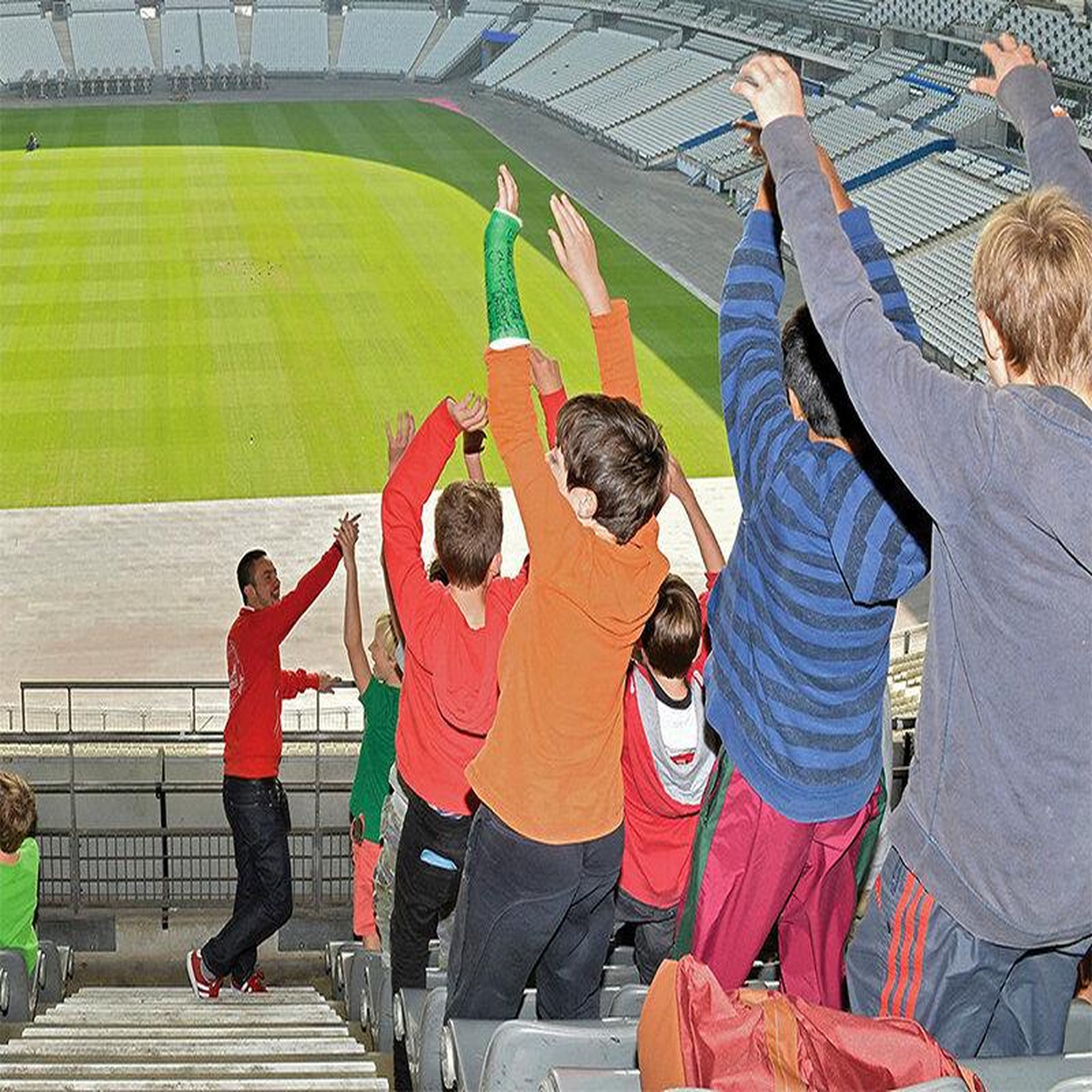 Voir la diapositive 2 : Smartbox Visite des coulisses du stade de france en famille pour 1 adulte et 2 enfants - coffret cadeau sport & aventure