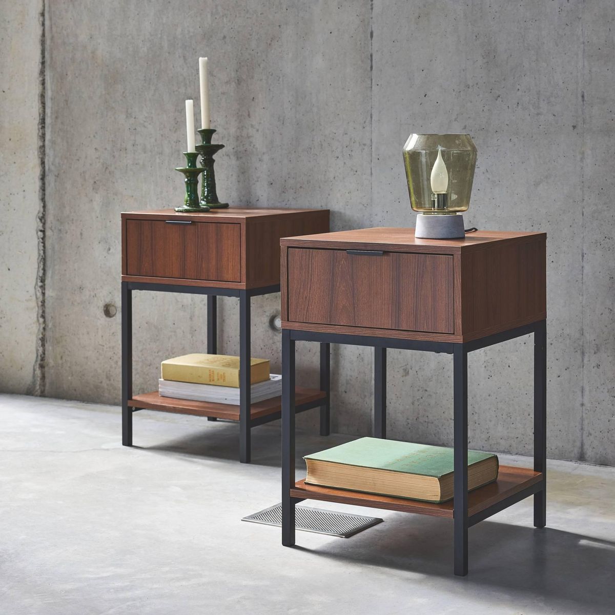SWEEEK Lot de deux tables de chevet coloris noyer avec pieds et poignée en métal noir - 1 tiroir et 1 étagère