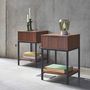 Voir la diapositive 3 : SWEEEK Lot de deux tables de chevet coloris noyer avec pieds et poignée en métal noir - 1 tiroir et 1 étagère