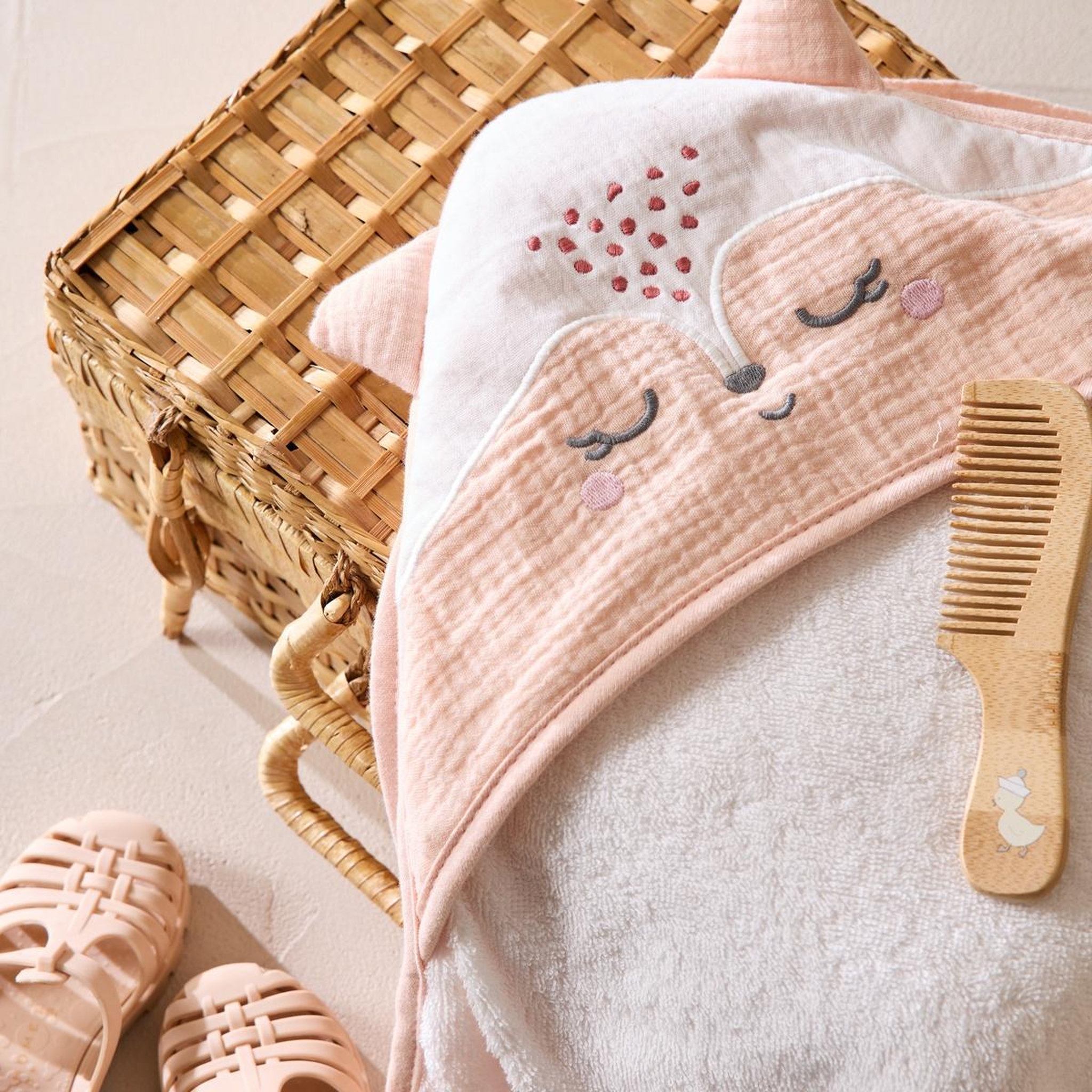 Voir la diapositive 3 : PETIT BEGUIN Cape de bain bébé louison