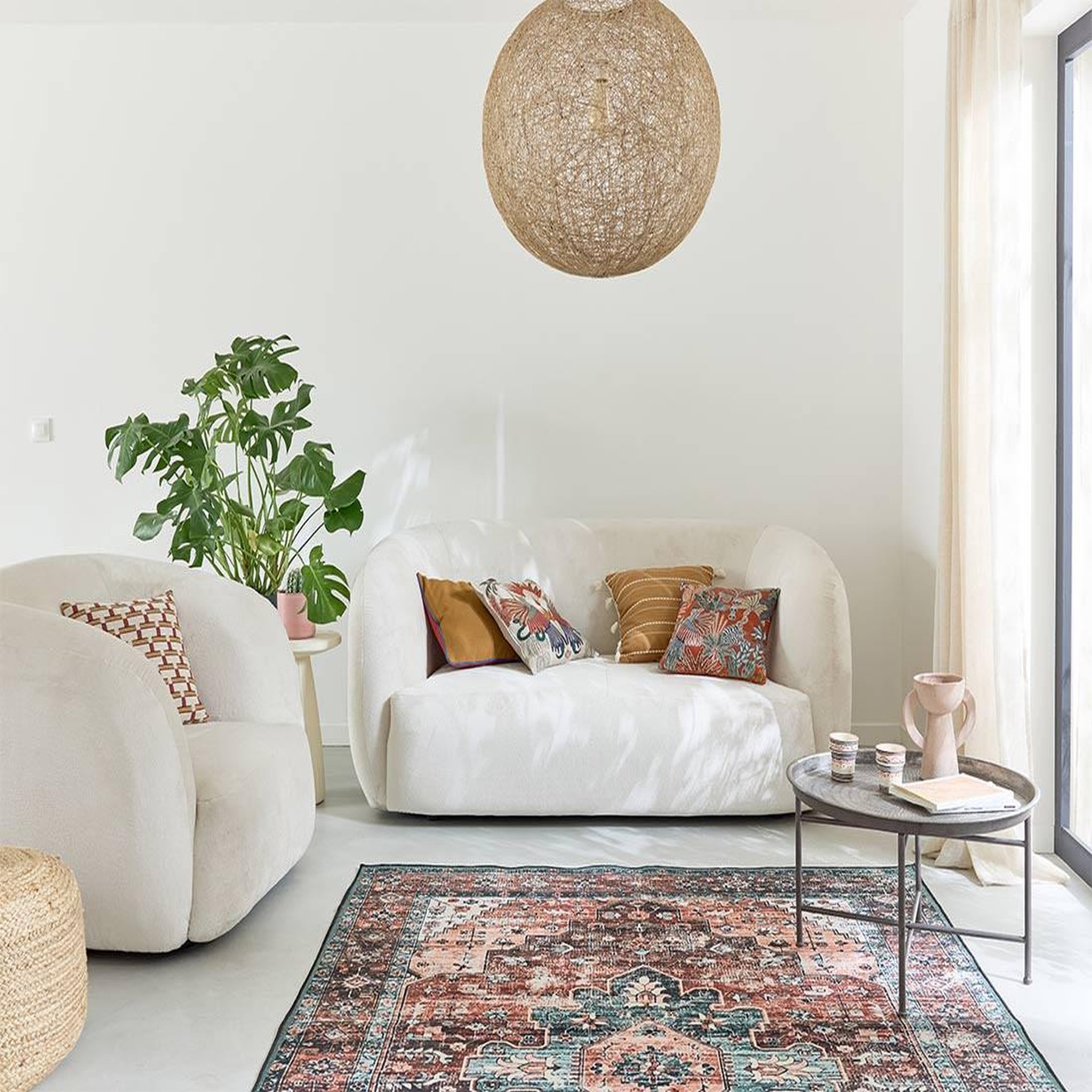 Voir la diapositive 2 : LISA DESIGN Ernee - fauteuil cocon - en velours
