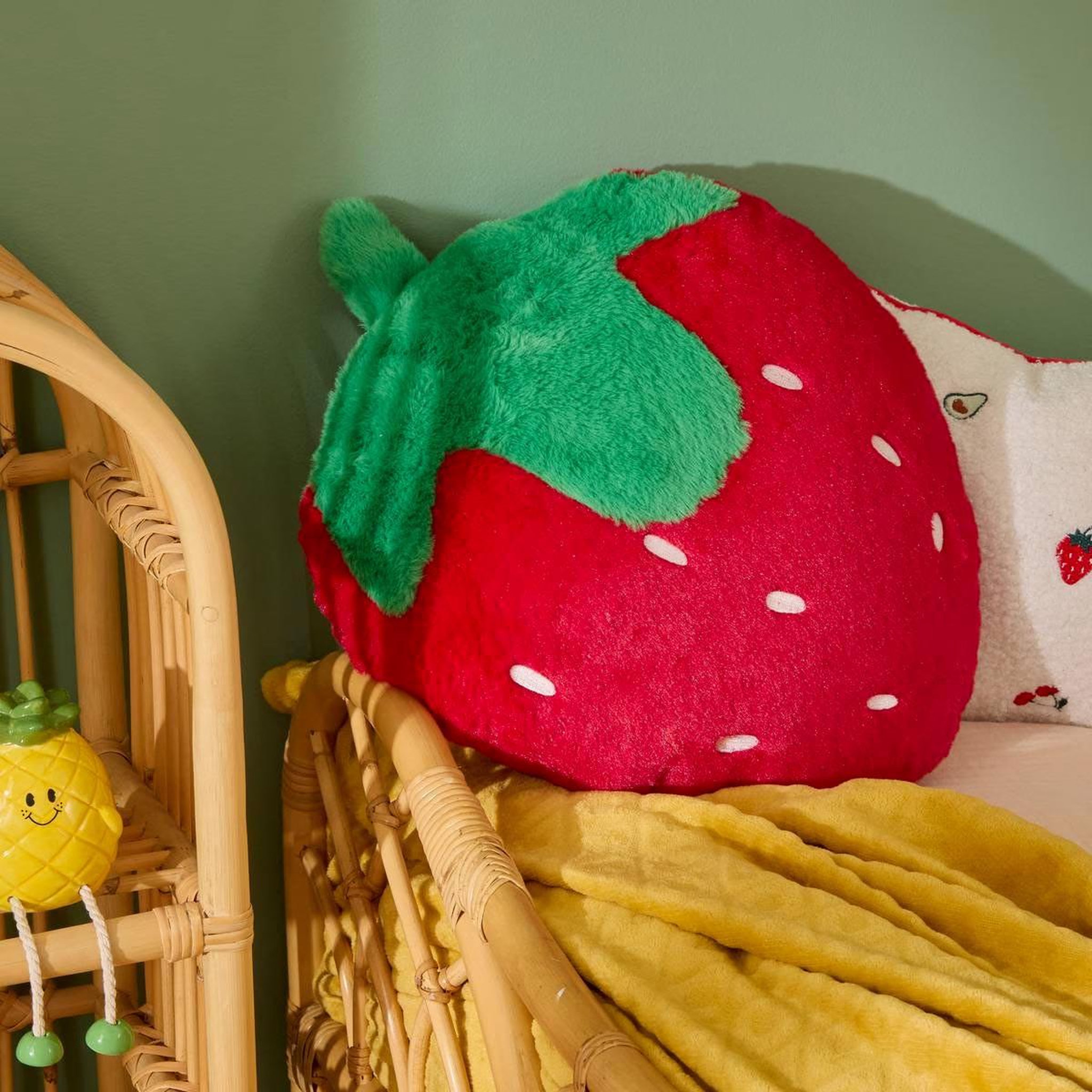 Voir la diapositive 2 : Atmosphera Kids Coussin déco fraise  fruity  40x43cm rouge
