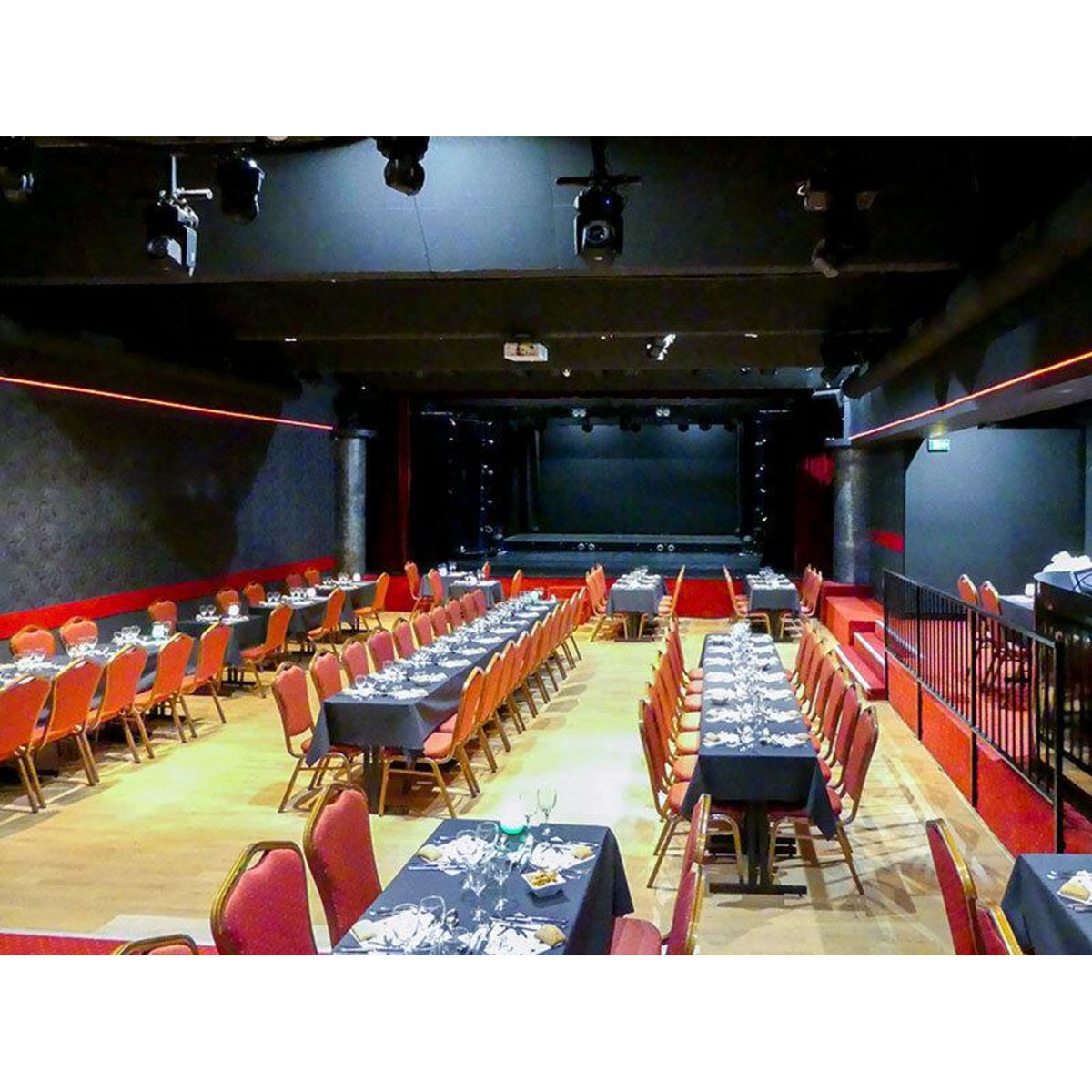 Smartbox Une entrée pour un spectacle de cabaret avec champagne près de Bordeaux pour 2 personnes - Coffret Cadeau Sport & Aventure