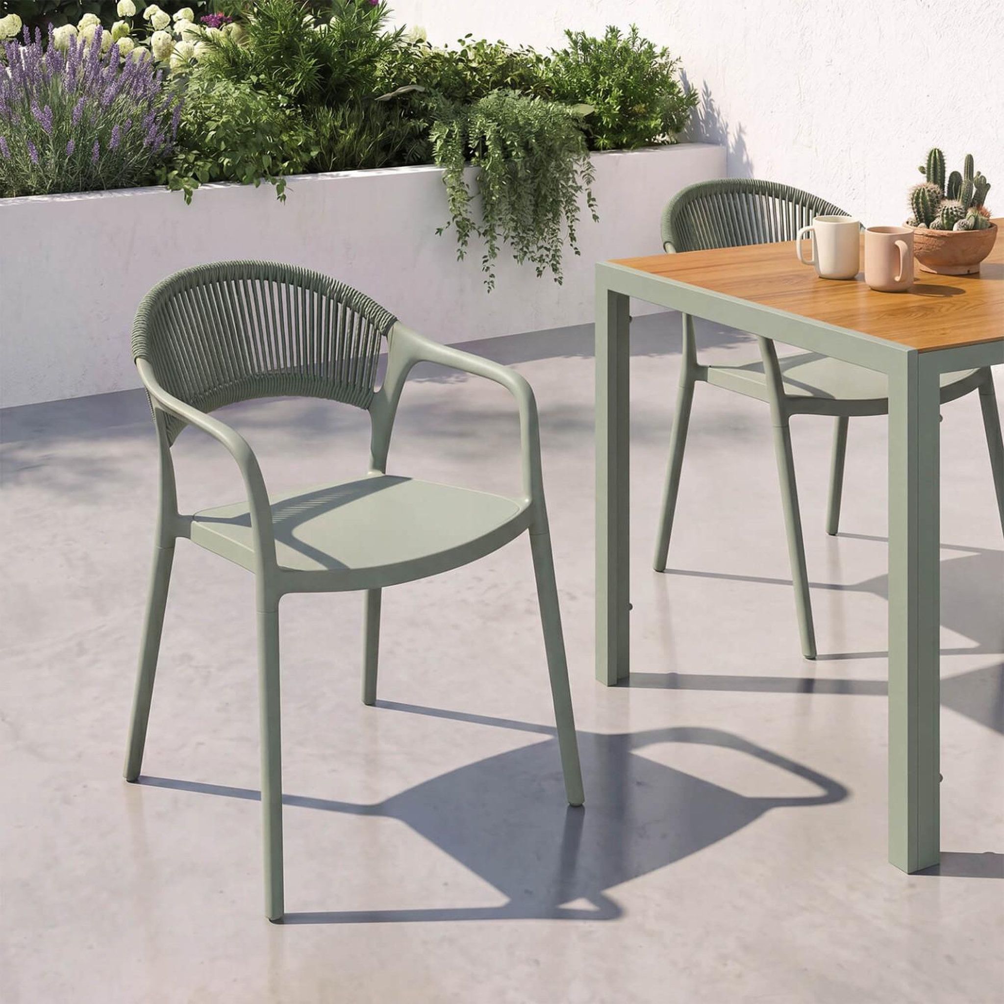 Voir la diapositive 2 : ID MARKET Lot de 4 chaises de jardin empilables odelia en polypropylène et cordage vert
