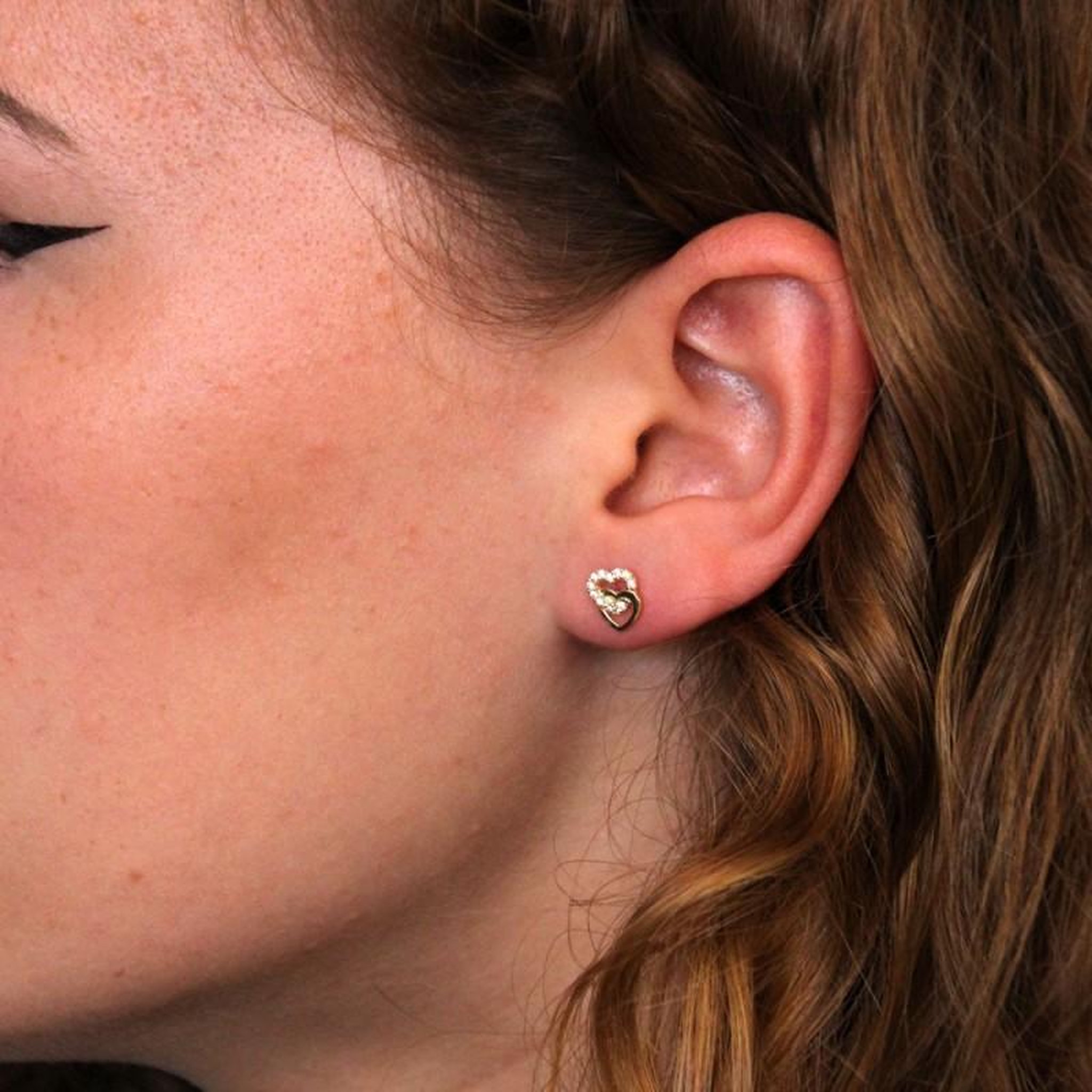 Voir la diapositive 2 : L'ATELIER D'AZUR Boucles d'Oreilles Or Jaune - Coeurs Enlacés Pavés de Zirconiums - Femme ou Enfant