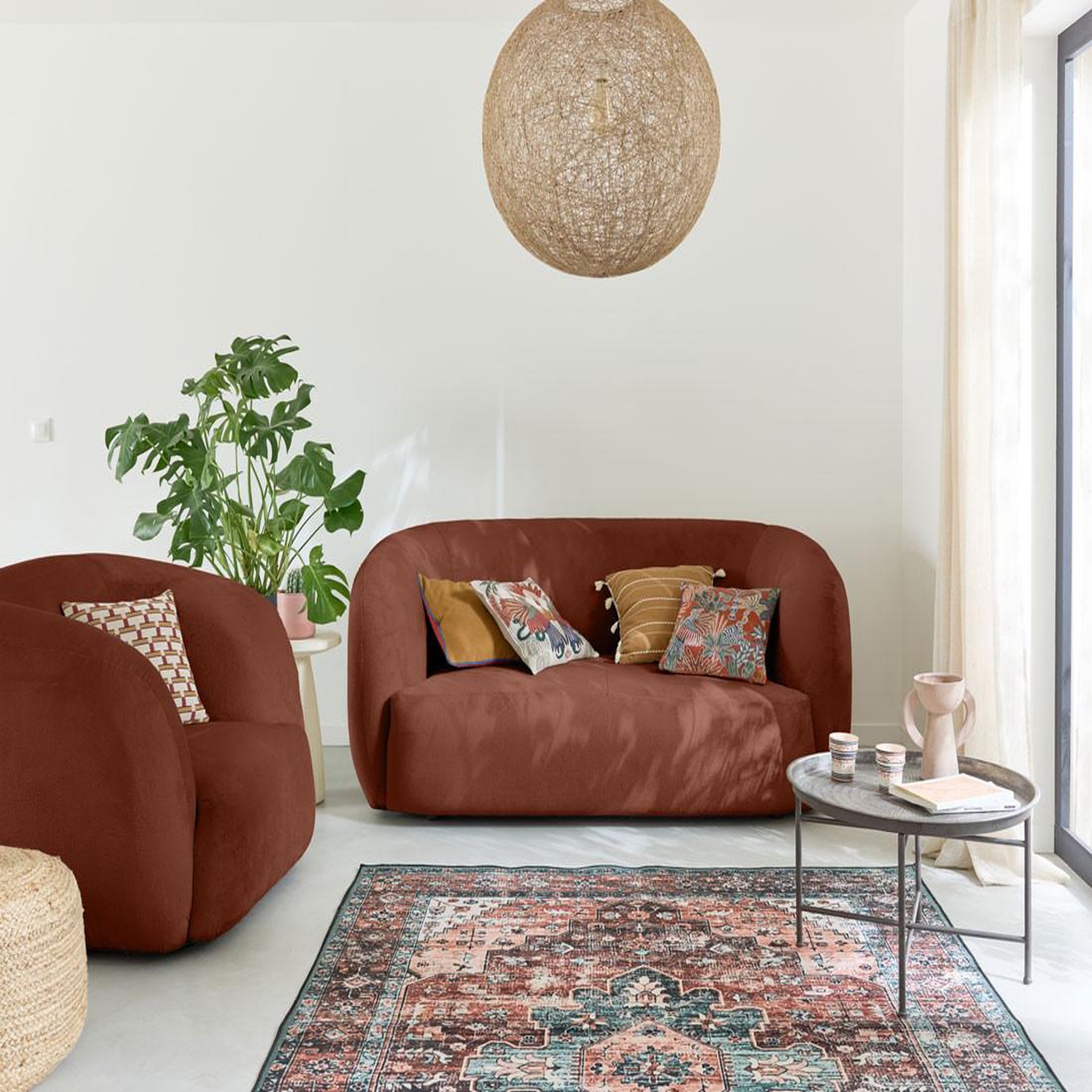 Voir la diapositive 2 : LISA DESIGN Ernee - fauteuil cocon - en velours