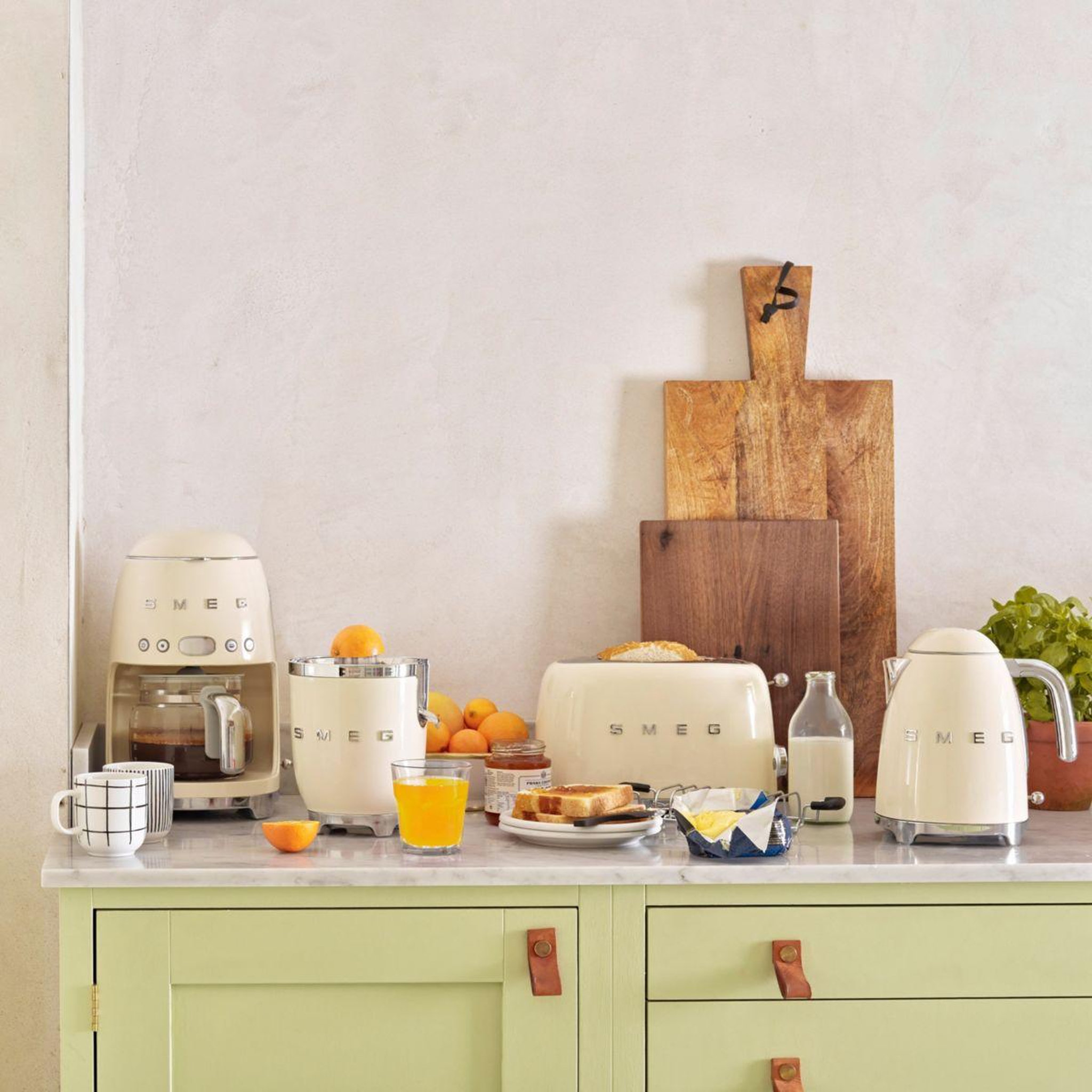Voir la diapositive 5 : SMEG Presse-agrumes cjf11creu crème