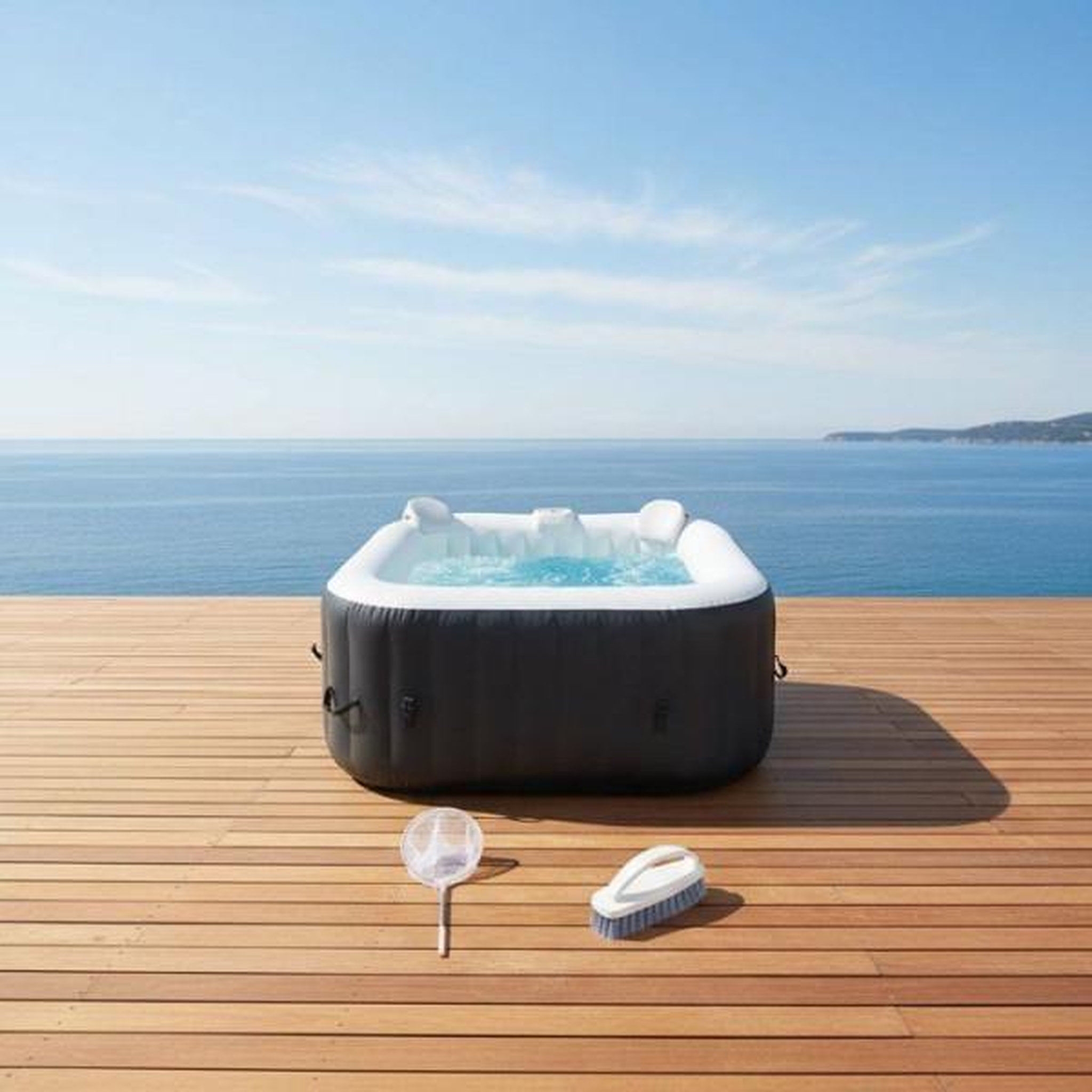 Voir la diapositive 3 : SUNSPA KIT TOUT INCLUS SUNSPA: spa gonflable carré 6 places et accessoires : 4 appuis tetes, filtre, épuisette, brosse, tapis, couver