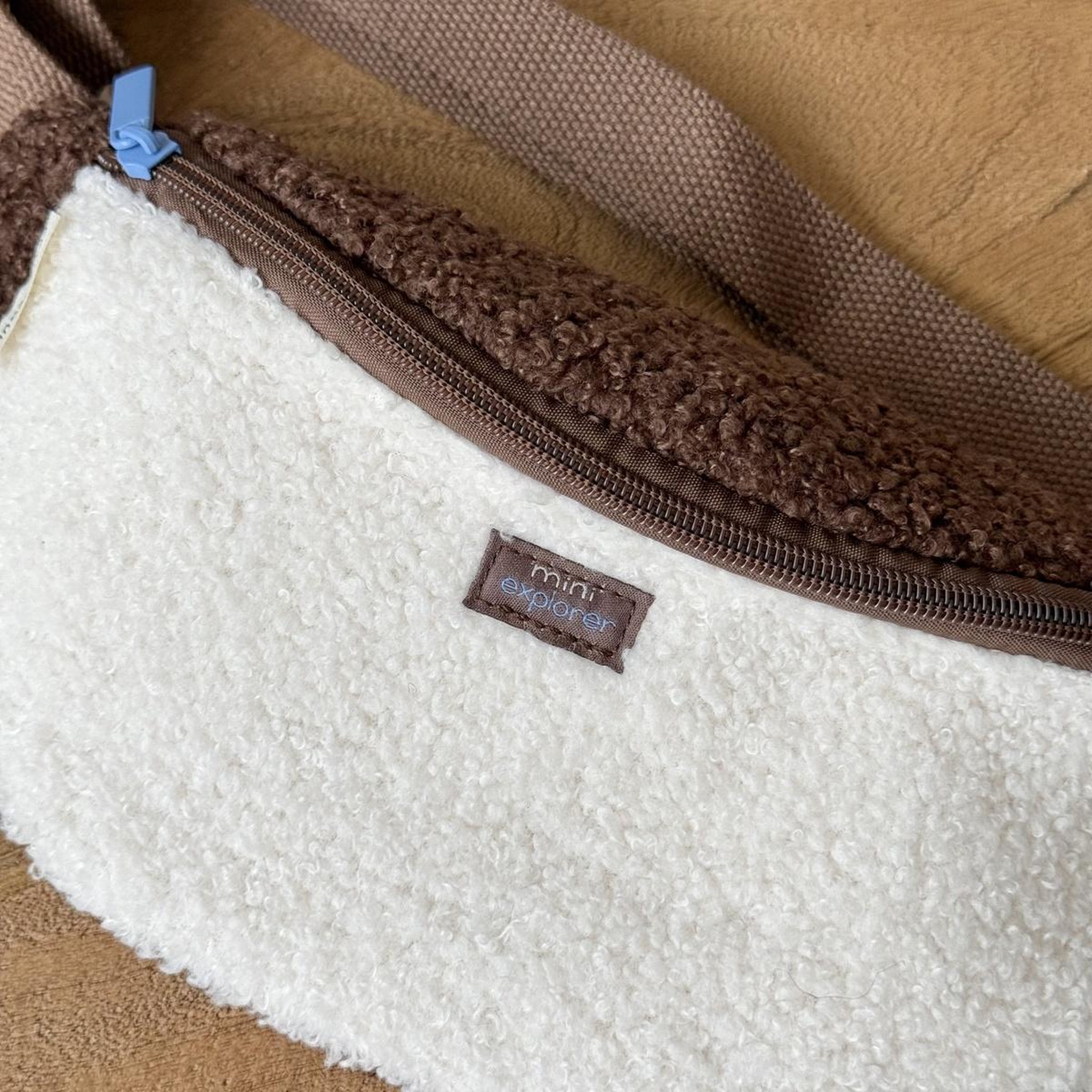 Voir la diapositive 4 : Petit Béguin Sac banane enfant en sherpa Cracotte