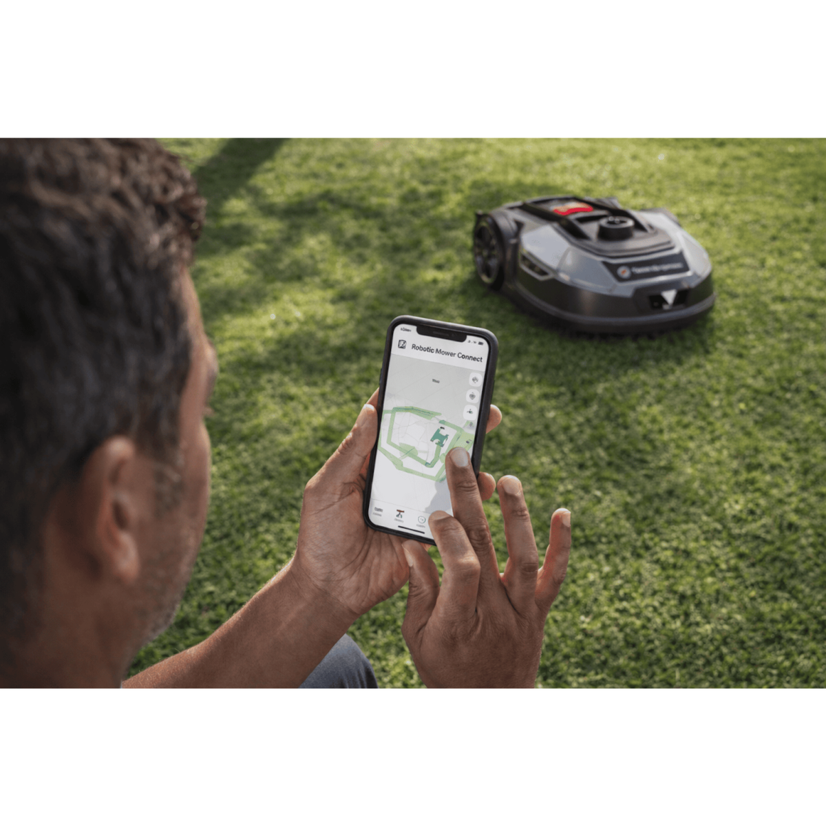 BY TONINO LAMBORGHINI GARDEN MACHINERY Robot Tondeuse Autonome Coupe Ø18cm Surfaces 500m2 Pente 45% Recharge Automatique Controle facile sur Smartphone LAMBORGHINI