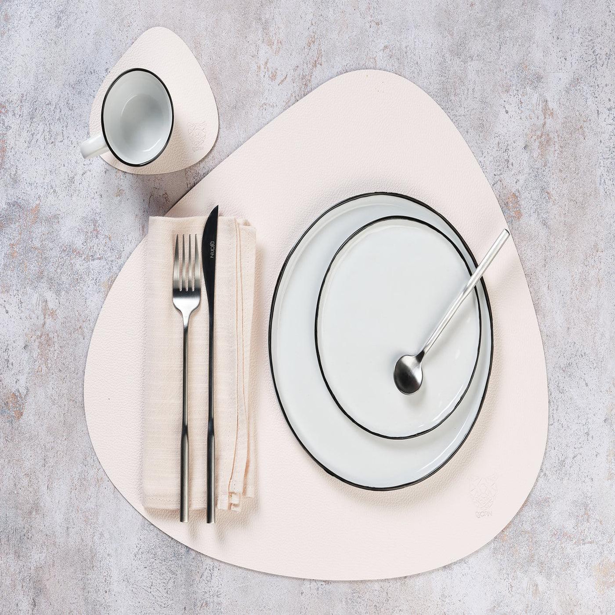 Voir la diapositive 5 : BJORN Sous-verre curve réversible - 6 pièces - cuir recyclé blanc crème et vert de gris