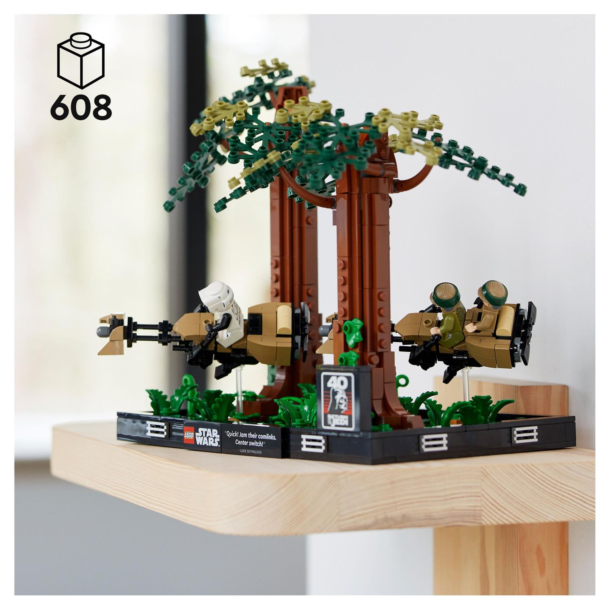 Voir la diapositive 4 : LEGO Star Wars 75353 Diorama de la Course-Poursuite en Speeder sur Endor, Maquette avec Luke Skywalker, Princesse Leia et Scout Trooper plus Speeder Bikes, Collection Le Retour du Jedi