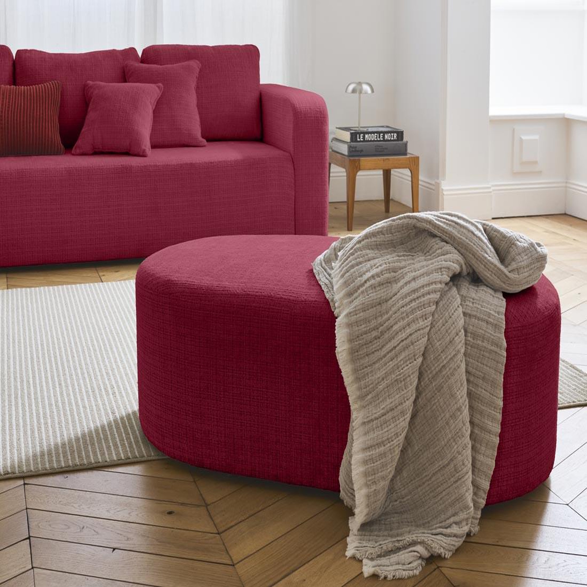 Voir la diapositive 1 : BEST MOBILIER Miro - pouf en velours texturé