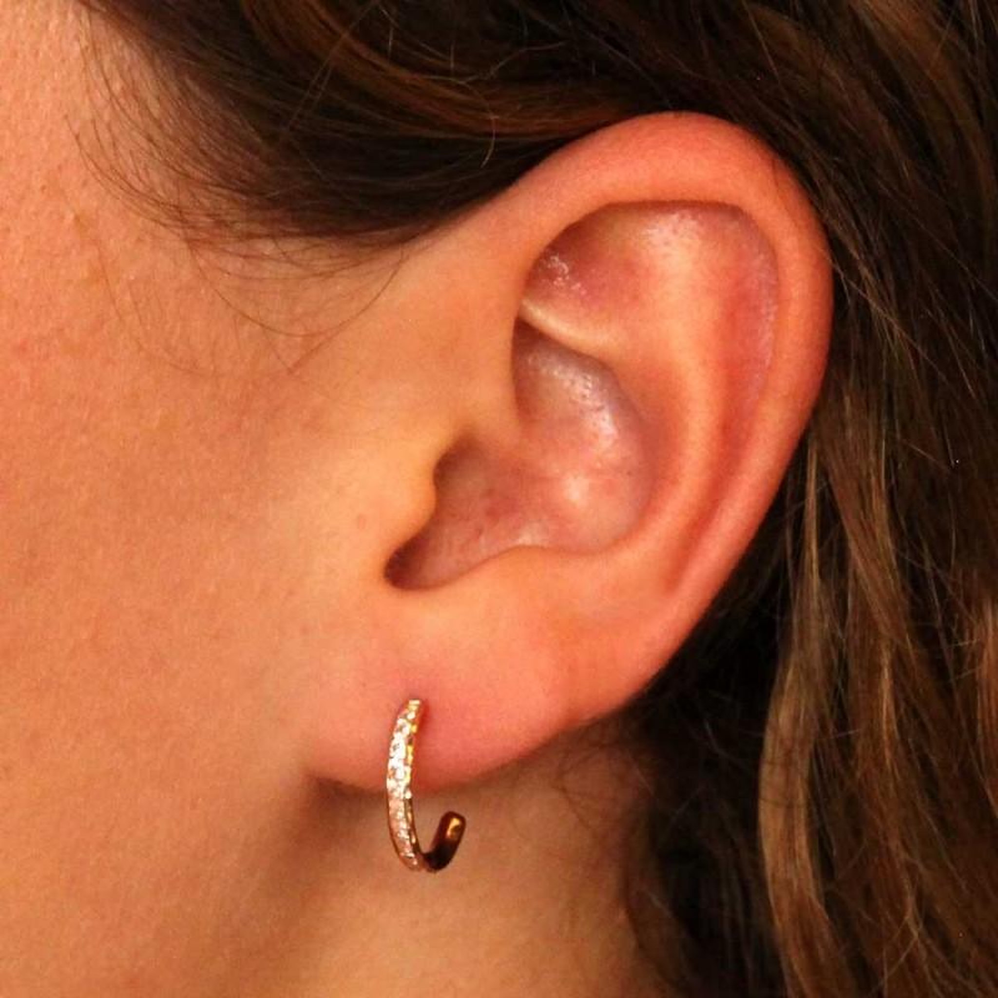 Voir la diapositive 4 : L'ATELIER D'AZUR Boucles d'Oreilles Demi Créoles Or Rose et Zirconiums - Femme
