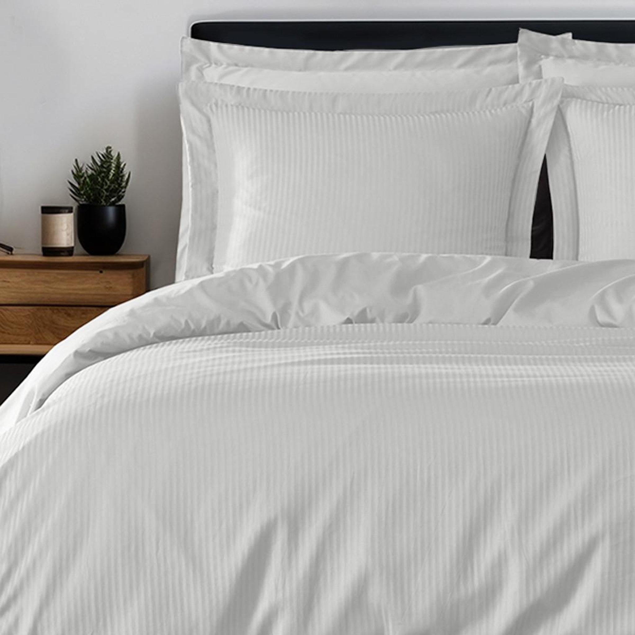 Voir la diapositive 2 : Sensei Maison Parure housse de couette rayée satin + 2 taies 65x65 cm VERSALUXE