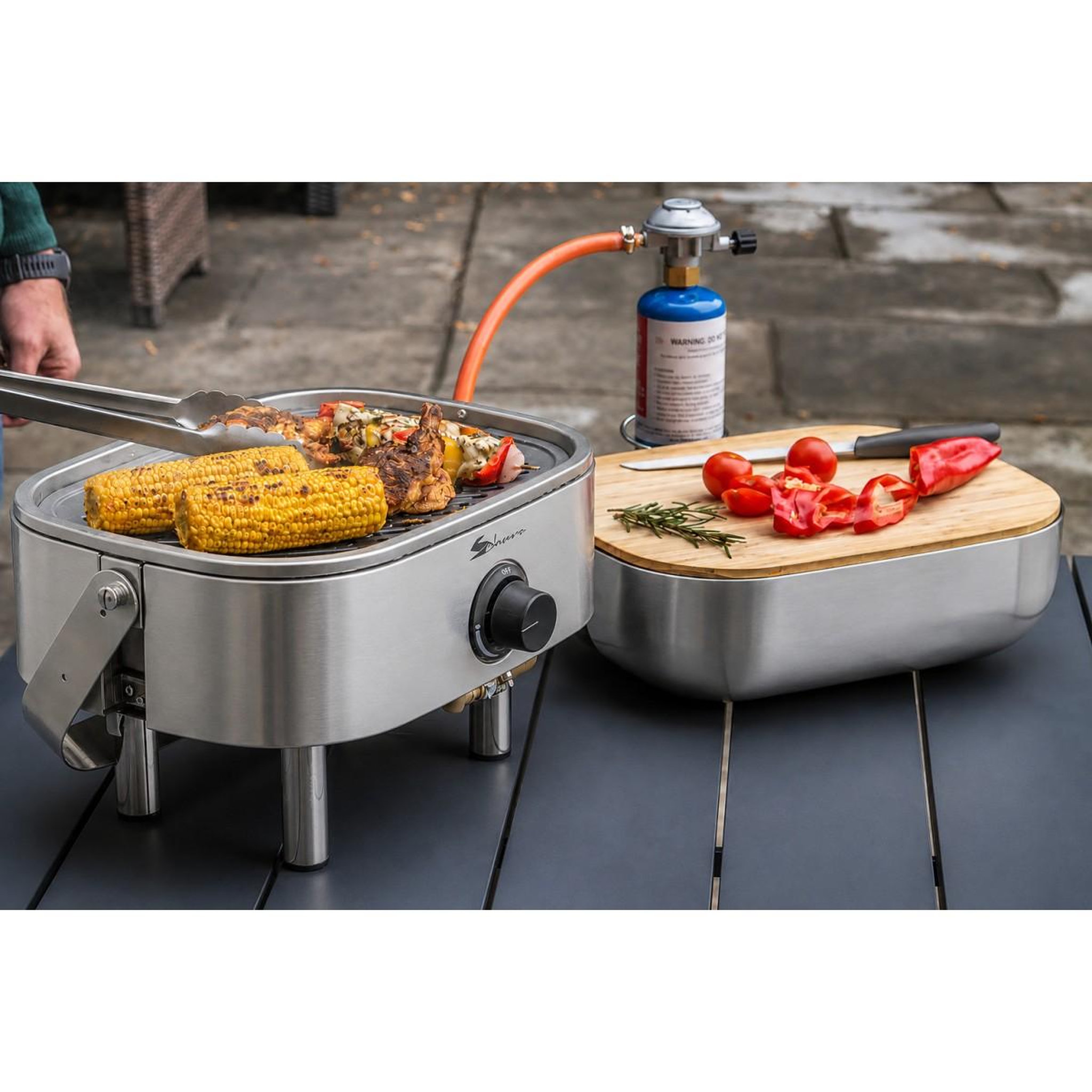 Voir la diapositive 5 : SAHARA Barbecue à gaz portable compact 2,7kw grille en fonte mini barbecue de table inox planche à découper bois 2 à 4 personnes sahara