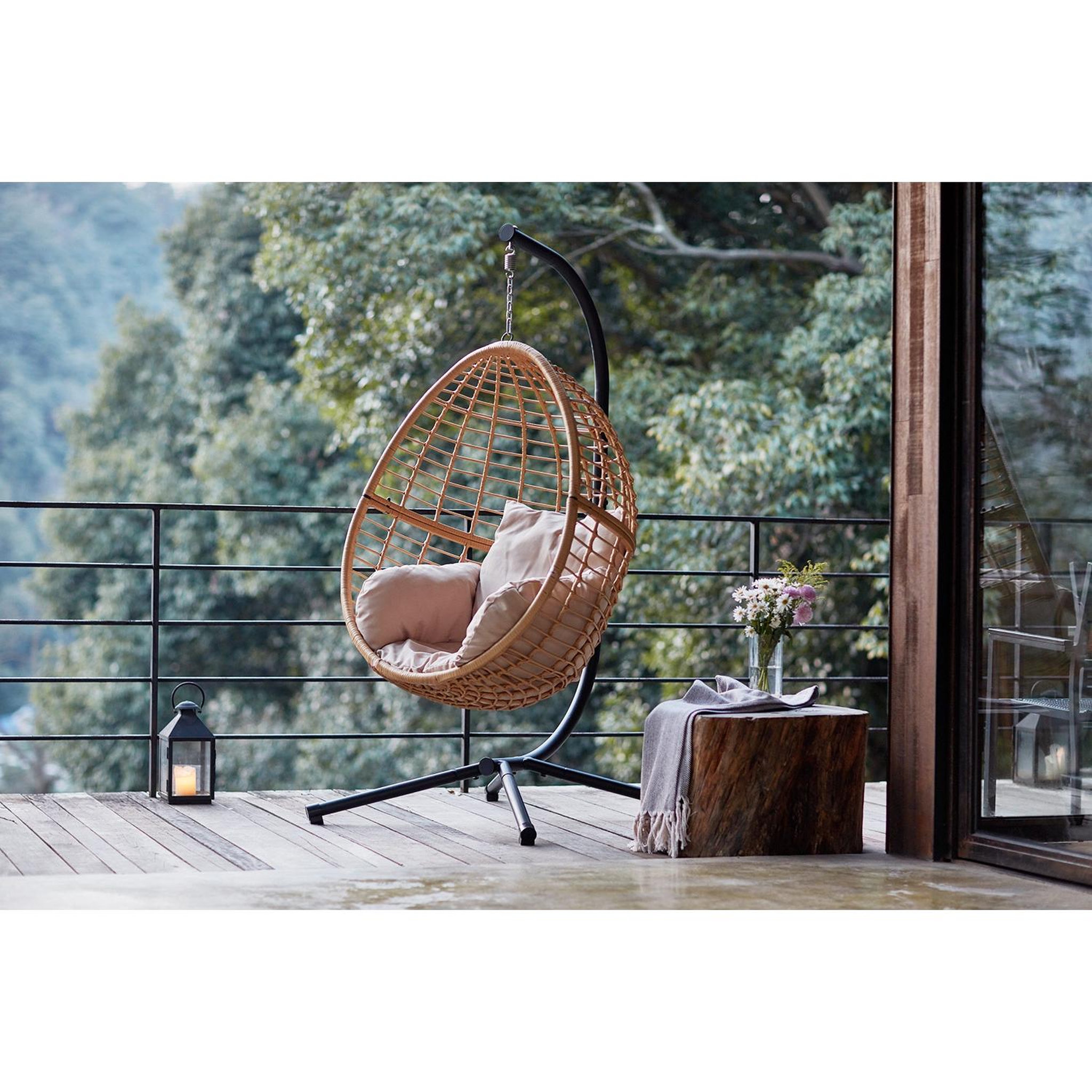 Voir la diapositive 6 : CONCEPT USINE Fauteuil suspendu en résine tressée beige et noir AUROA