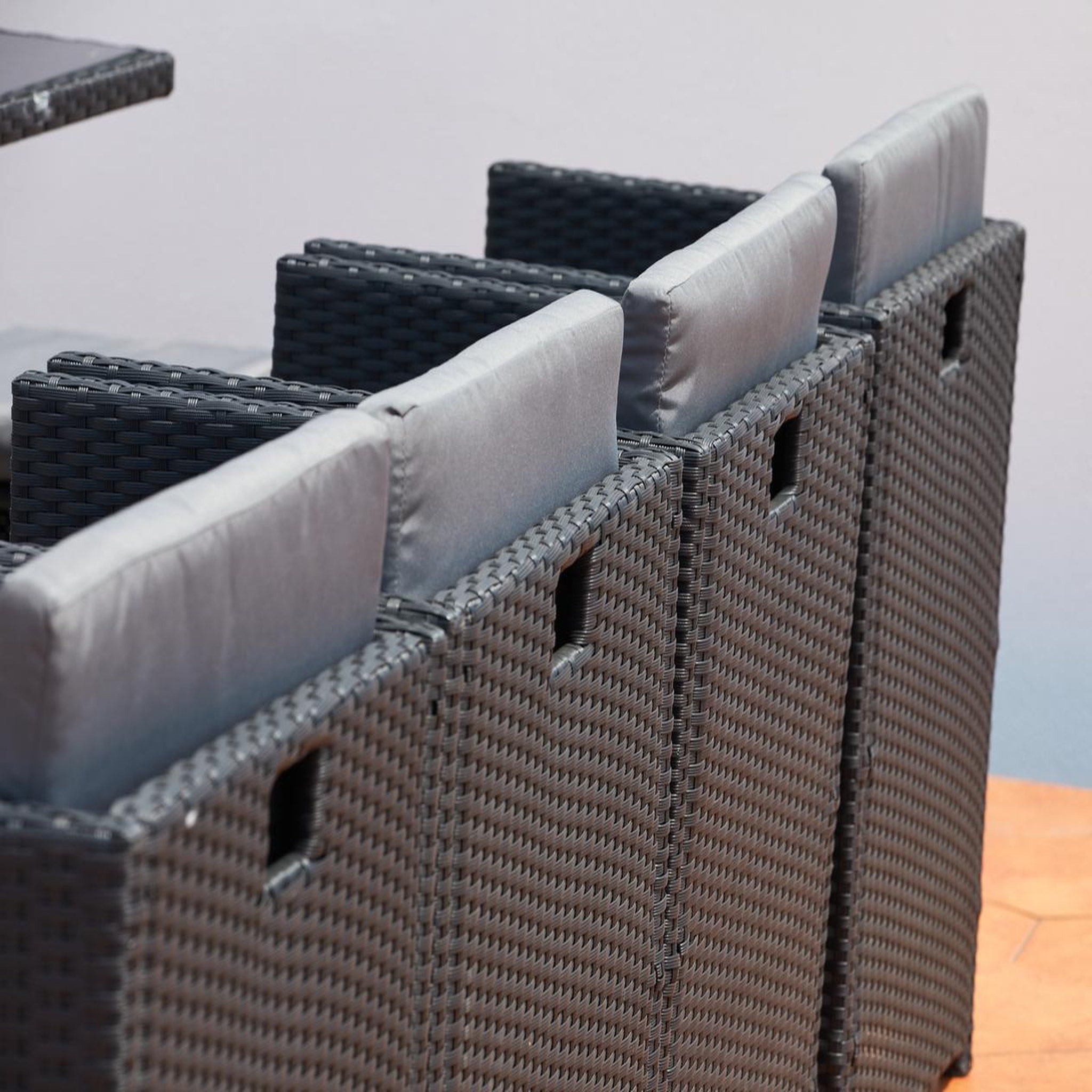 Voir la diapositive 4 : CONCEPT USINE Table et chaises 12 places encastrables en résine noir-gris miami