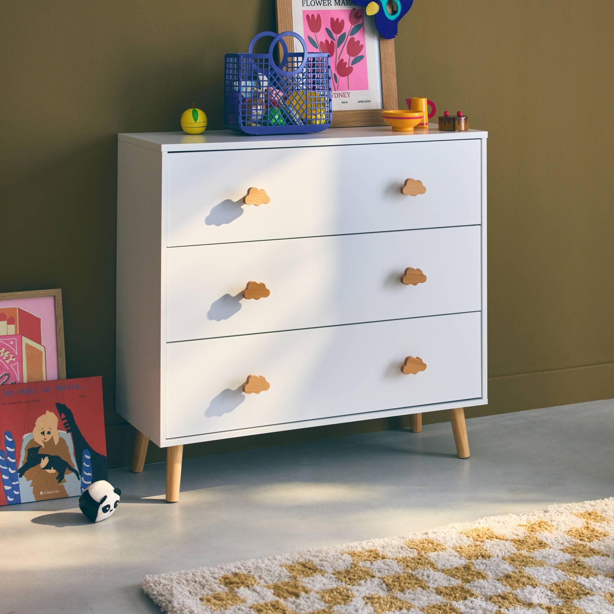 Voir la diapositive 3 : SWEEEK Commode enfant. décor bois. blanc. 3 tiroirs. pieds et poignées nuage en pin